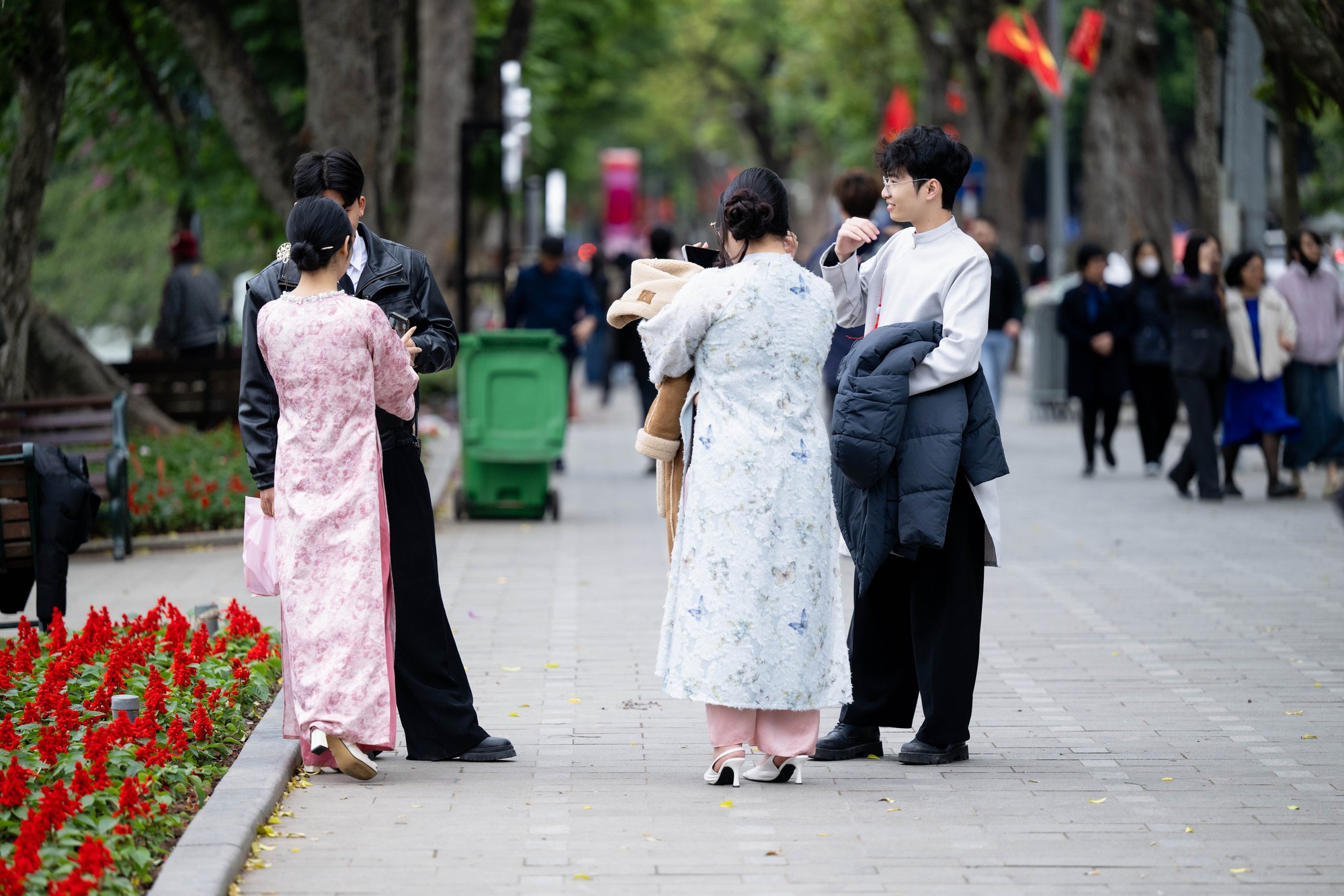 Hội n&agrave;ng thơ H&agrave; Nội vượt r&eacute;t s&acirc;u đi chụp &aacute;o d&agrave;i, 
