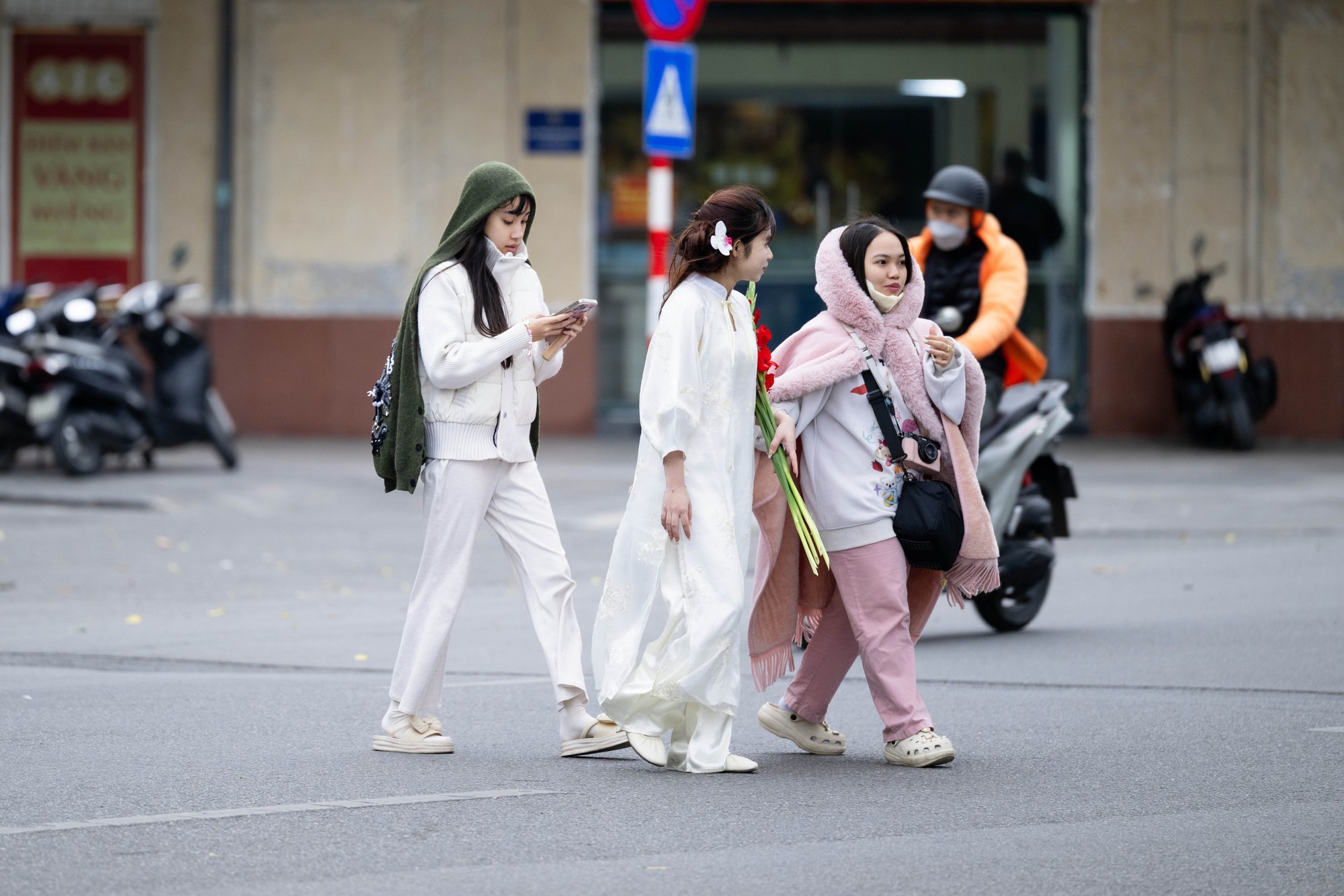 Hội n&agrave;ng thơ H&agrave; Nội vượt r&eacute;t s&acirc;u đi chụp &aacute;o d&agrave;i, 