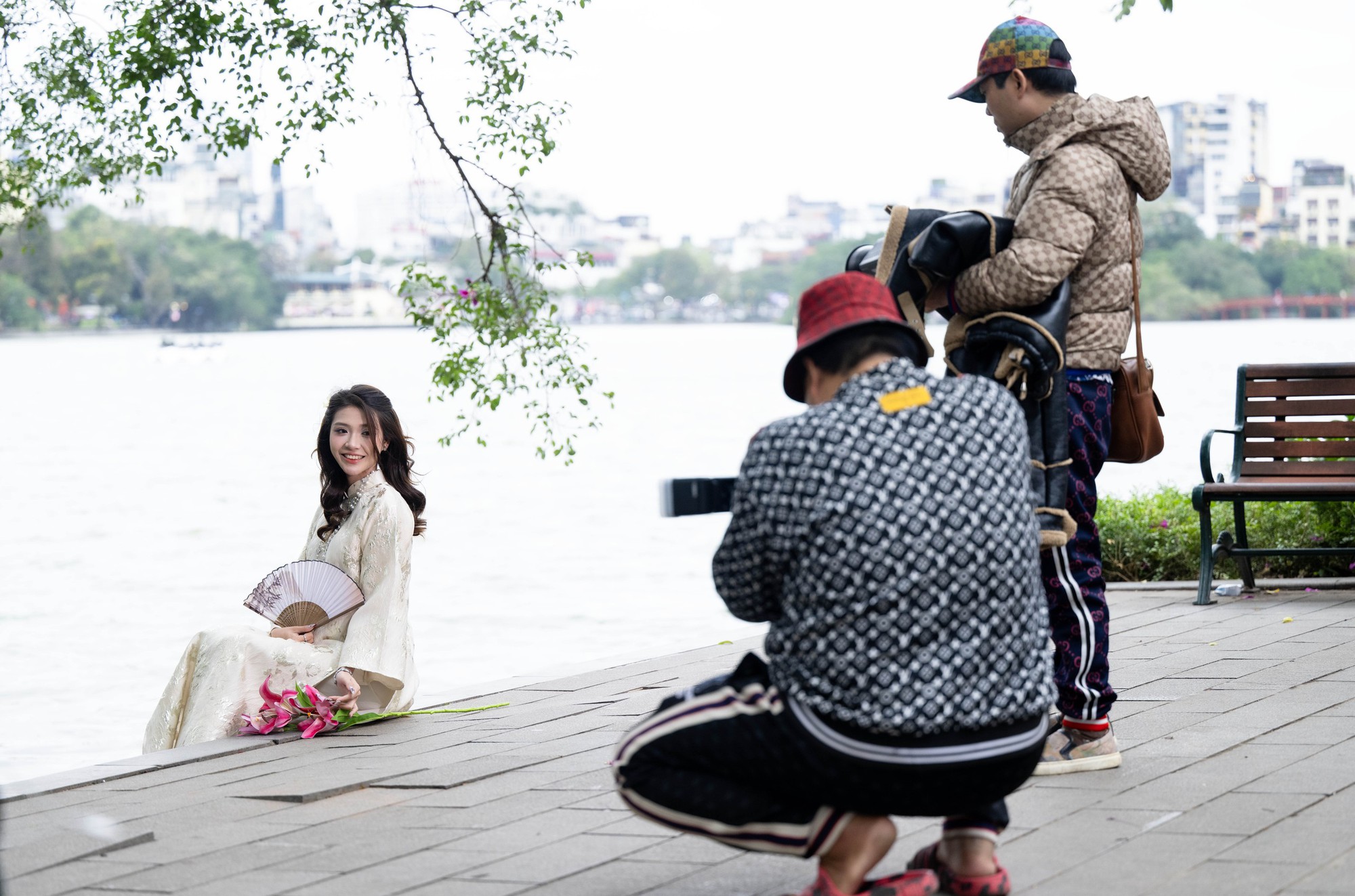 Hội n&agrave;ng thơ H&agrave; Nội vượt r&eacute;t s&acirc;u đi chụp &aacute;o d&agrave;i, 