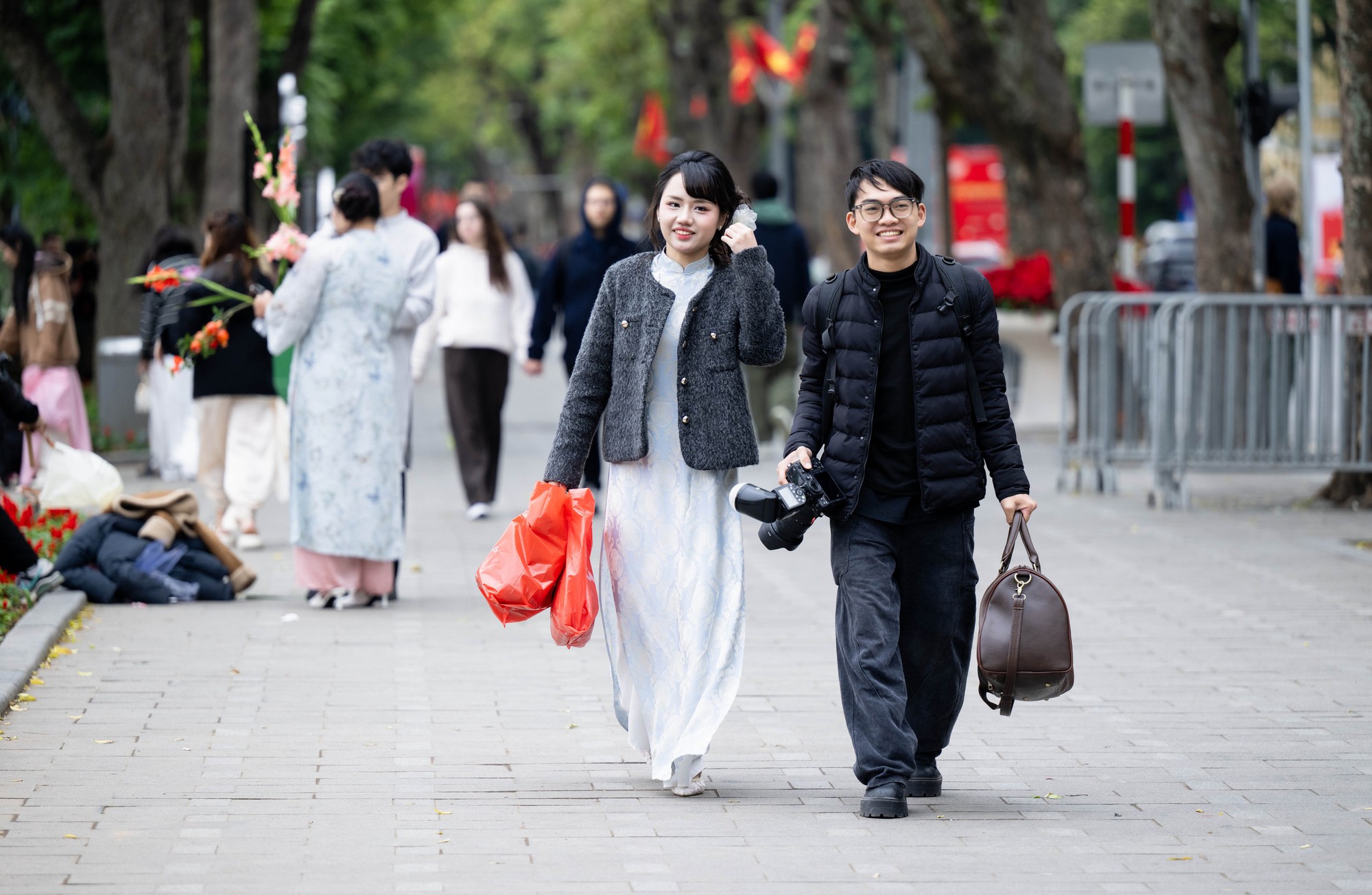 Hội n&agrave;ng thơ H&agrave; Nội vượt r&eacute;t s&acirc;u đi chụp &aacute;o d&agrave;i, 