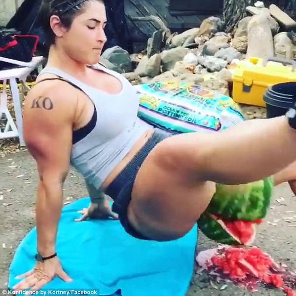 C&ocirc; g&aacute;i sở hữu cặp đ&ugrave;i &ldquo;khỏe nhất h&agrave;nh tinh&rdquo;, kẹp n&aacute;t quả dưa hấu khiến l&agrave;ng thể h&igrave;nh cho&aacute;ng v&aacute;ng- Ảnh 1.