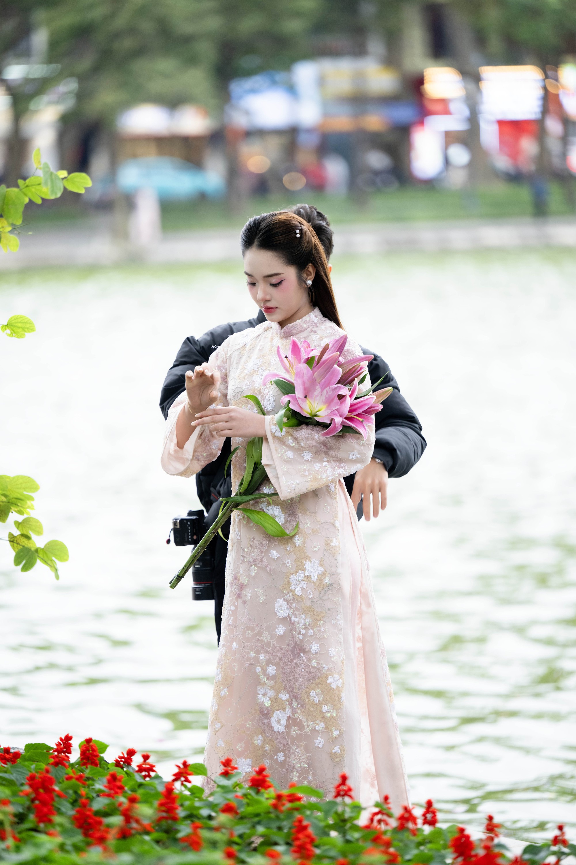 Hội n&agrave;ng thơ H&agrave; Nội vượt r&eacute;t s&acirc;u đi chụp &aacute;o d&agrave;i, 