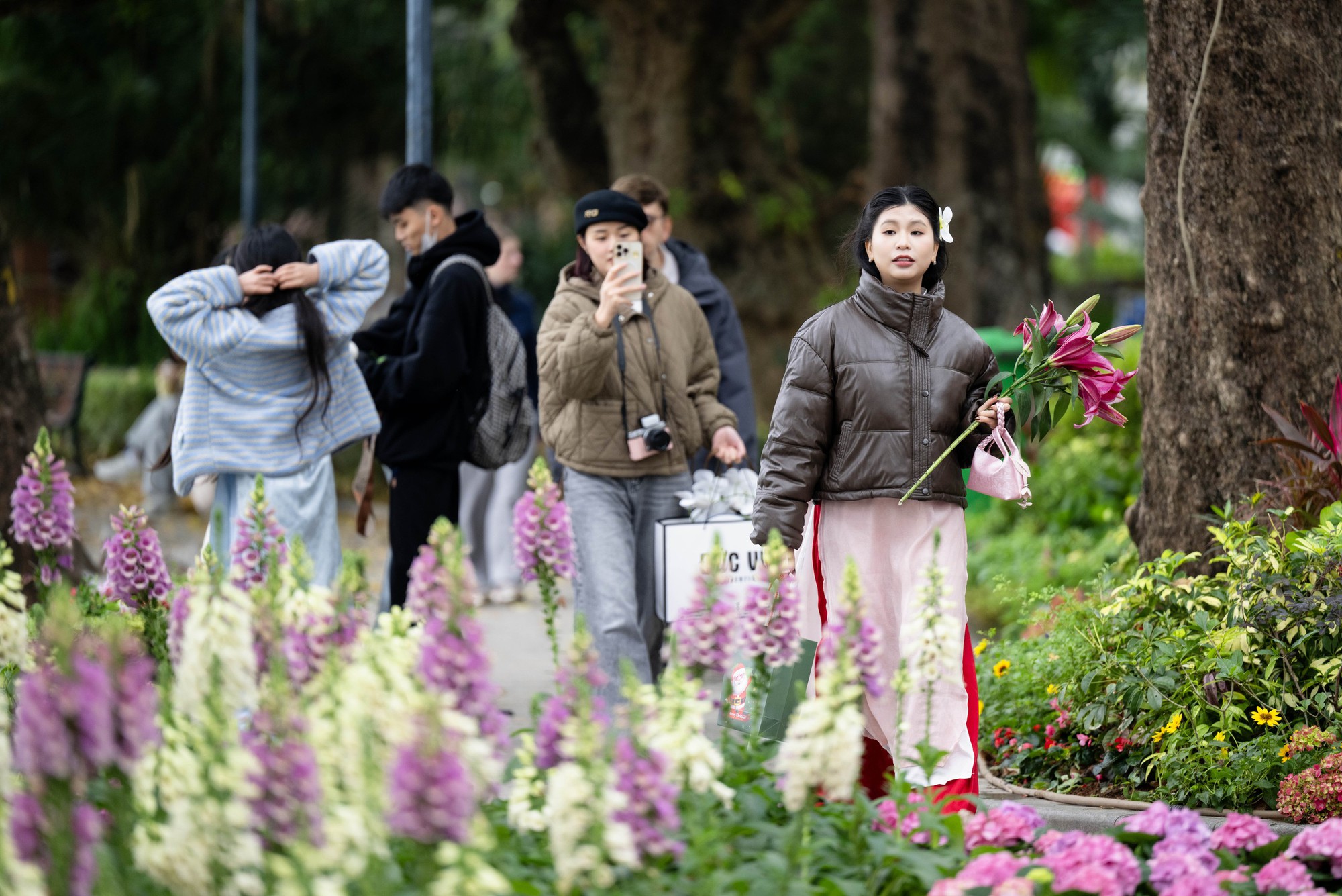 Hội n&agrave;ng thơ H&agrave; Nội vượt r&eacute;t s&acirc;u đi chụp &aacute;o d&agrave;i, 