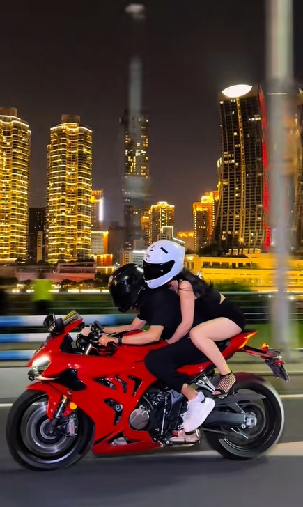 Rộ tr&agrave;o lưu thu&ecirc; trai đẹp cưỡi m&ocirc; t&ocirc; đi dạo đ&ecirc;m ở TP.HCM, c&oacute; clip hot mang về- Ảnh 8.