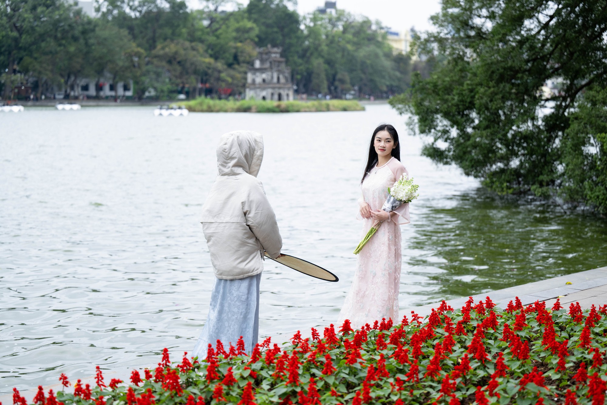 Hội n&agrave;ng thơ H&agrave; Nội vượt r&eacute;t s&acirc;u đi chụp &aacute;o d&agrave;i, 