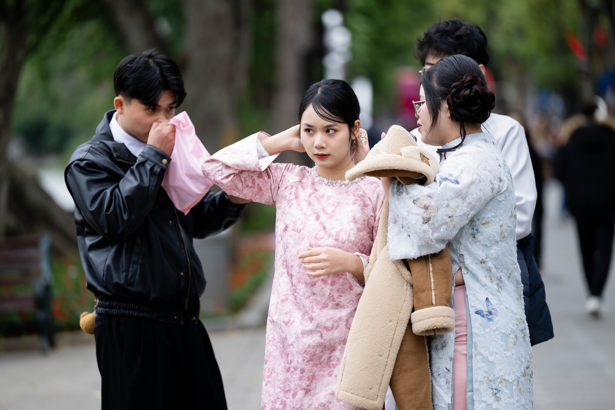 Hội n&agrave;ng thơ H&agrave; Nội vượt r&eacute;t s&acirc;u đi chụp &aacute;o d&agrave;i, 