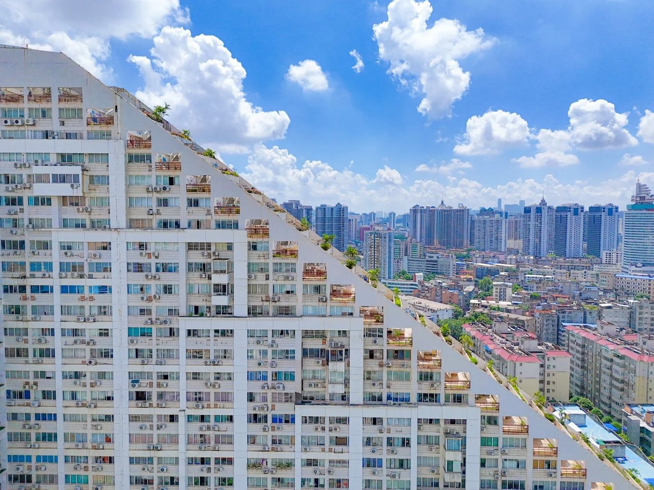 Tòa nhà 25 tầng khiến 1,4 tỷ dân Trung Quốc Tòa nhà 25 tầng khiến 1,4 tỷ dân Trung Quốc