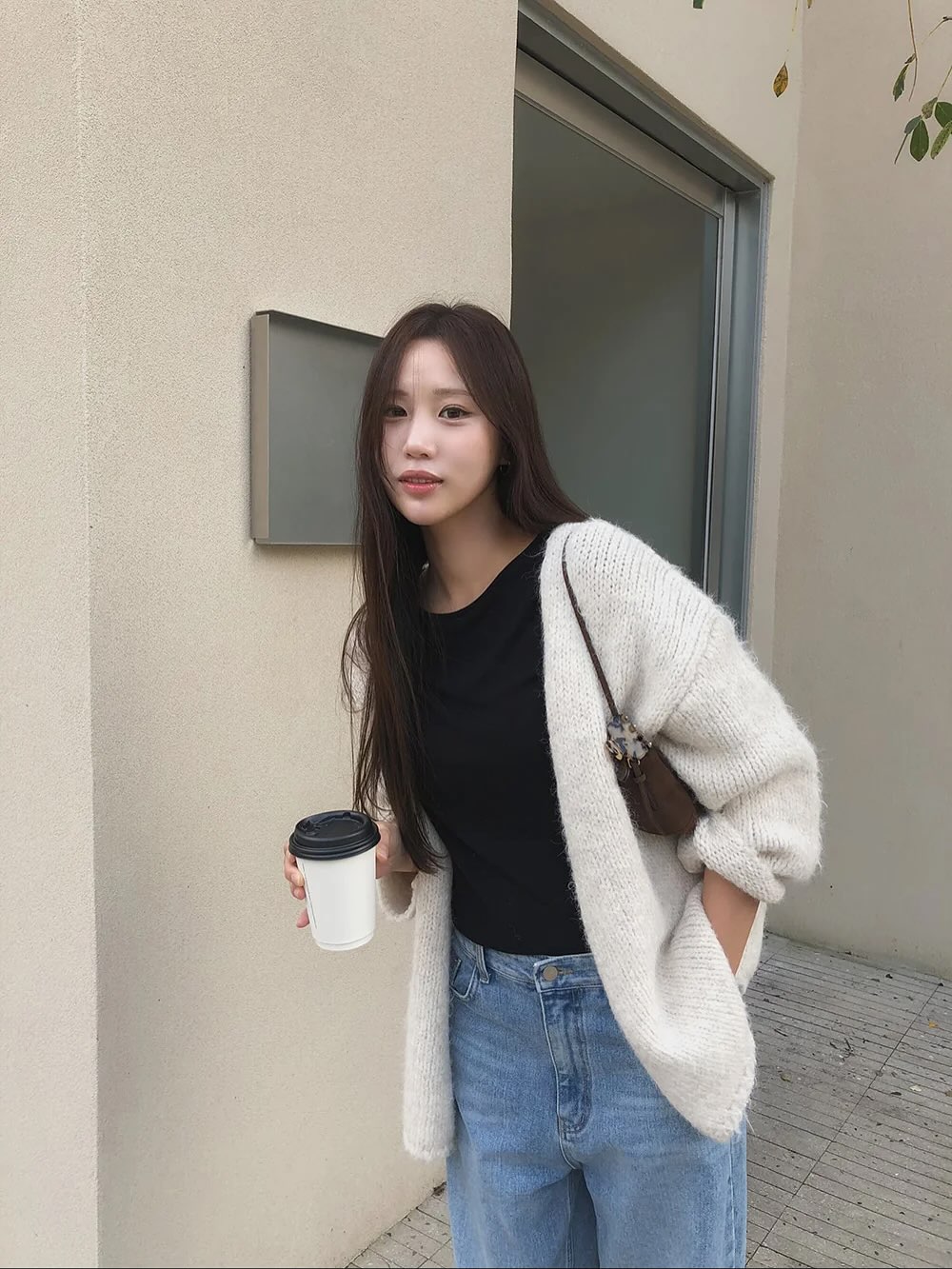 5 mẫu áo dài tay dễ phối đồ nhất, cứ mặc là sành điệu và tôn dáng- Ảnh 2. 5 mẫu áo dài tay dễ phối đồ nhất, cứ mặc là sành điệu và tôn dáng- Ảnh 2.