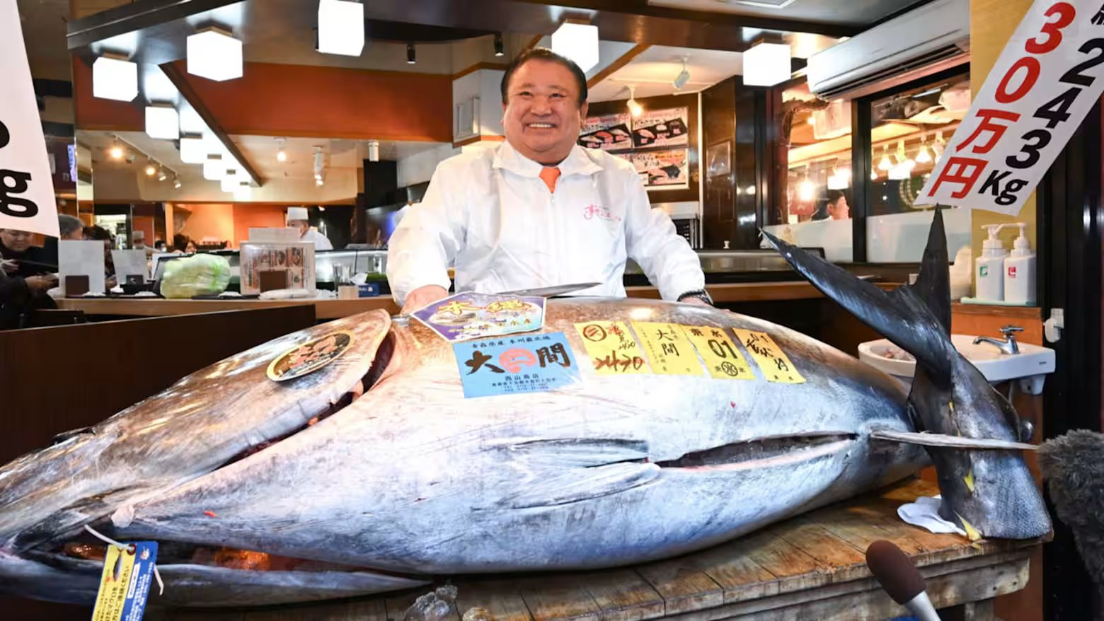 Cận cảnh con c&aacute; ngừ gi&aacute; 83 tỷ đồng: Khi c&aacute;c đại gia Nhật Bản "so găng" từng đồng lẻ- Ảnh 1.