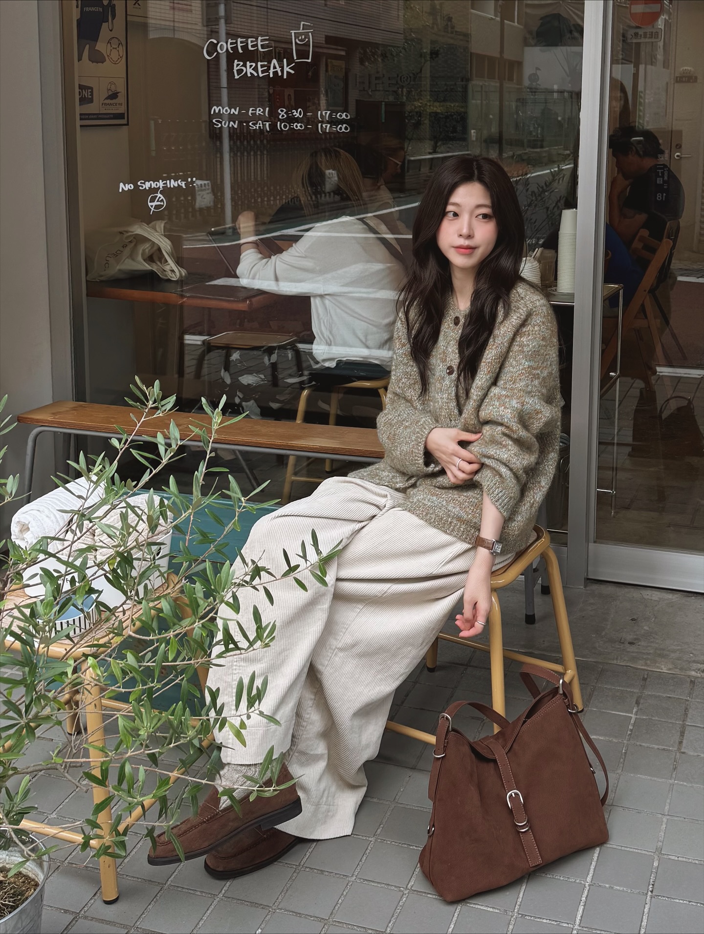 Cần phải biết ngay lúc này: Áo len mặc với 5 món thời trang sau là đẹp nhất!- Ảnh 9. Cần phải biết ngay lúc này: Áo len mặc với 5 món thời trang sau là đẹp nhất!- Ảnh 9.