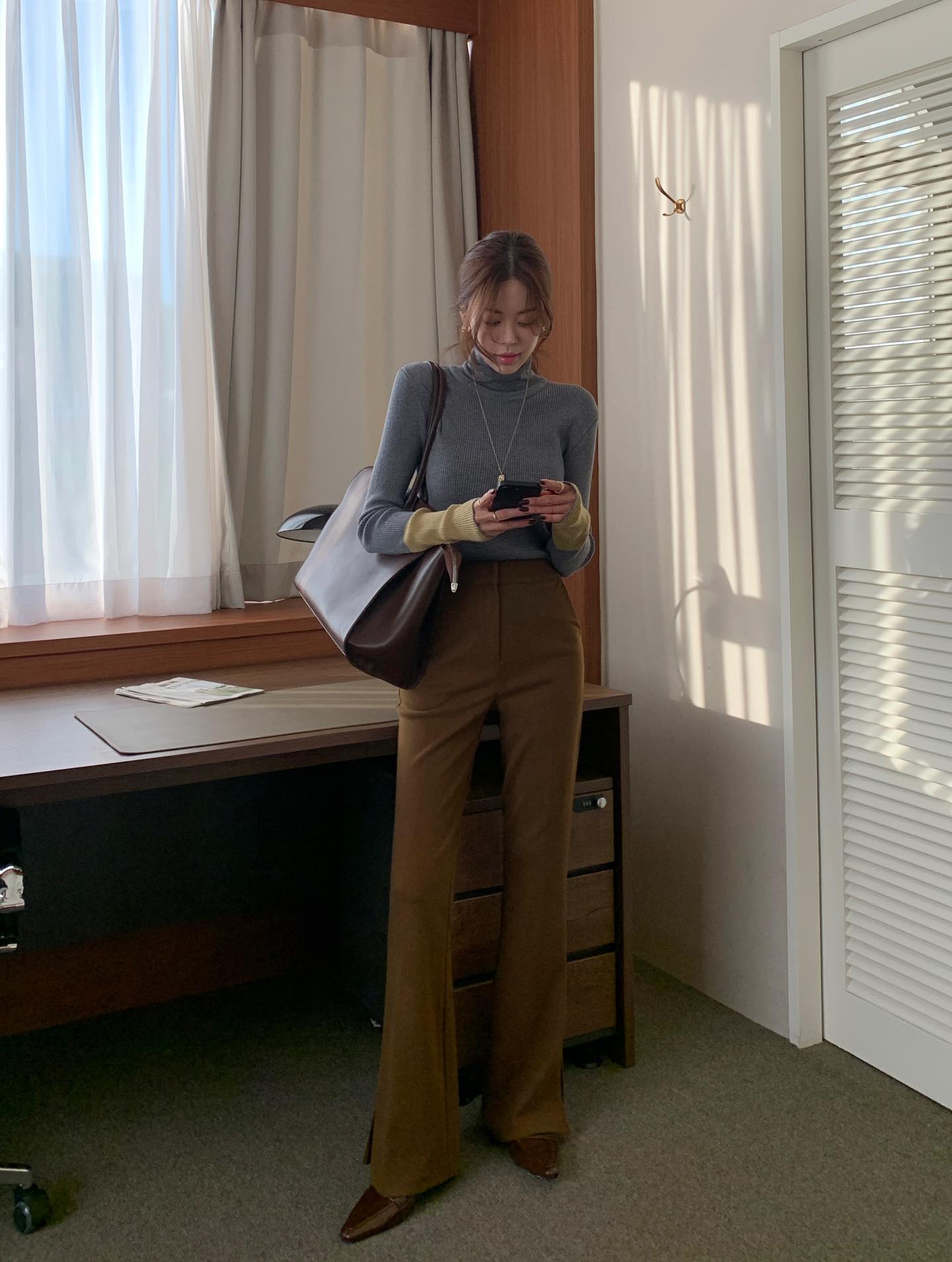 Cần phải biết ngay lúc này: Áo len mặc với 5 món thời trang sau là đẹp nhất!- Ảnh 2. Cần phải biết ngay lúc này: Áo len mặc với 5 món thời trang sau là đẹp nhất!- Ảnh 2.