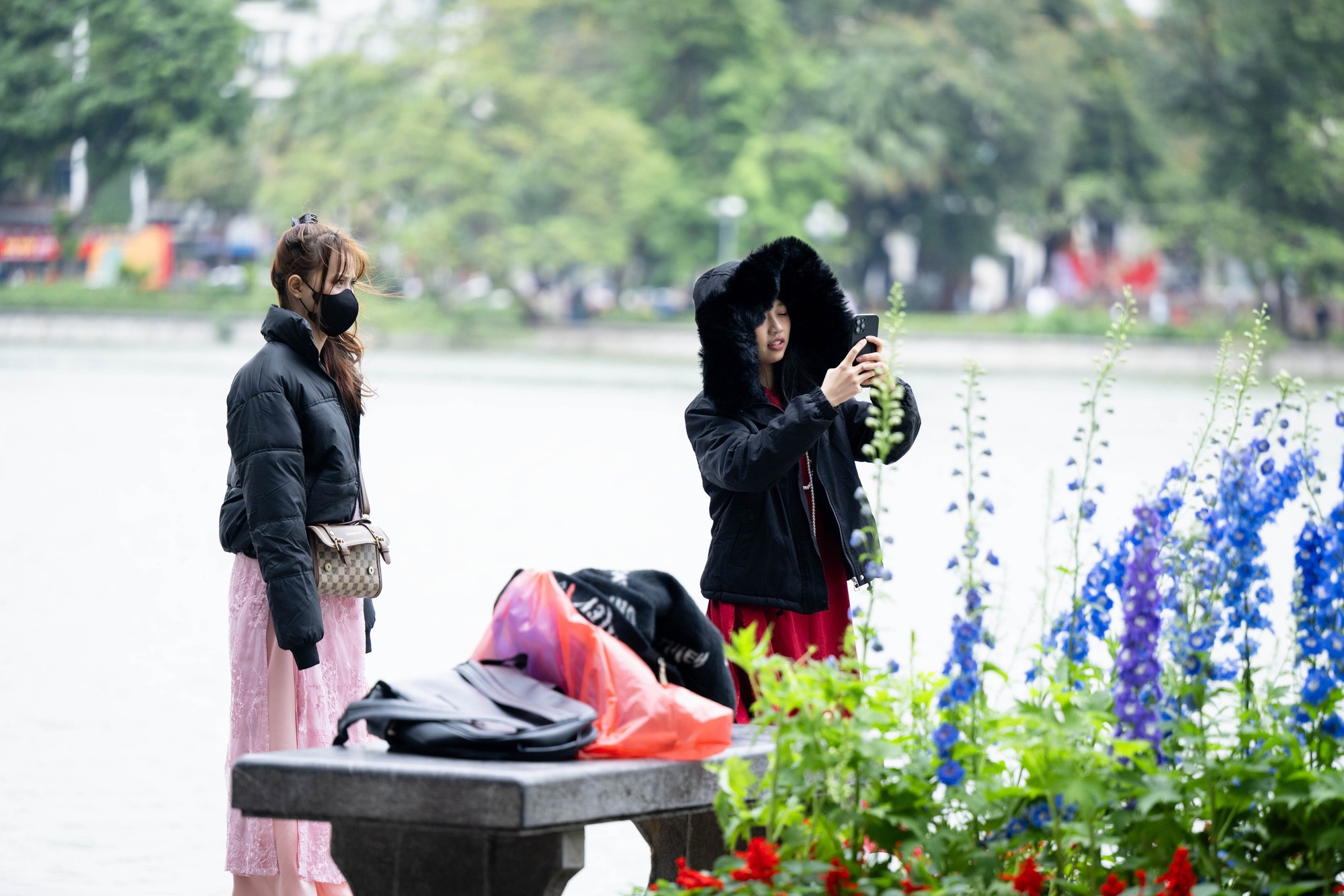 Hội n&agrave;ng thơ H&agrave; Nội vượt r&eacute;t s&acirc;u đi chụp &aacute;o d&agrave;i, 