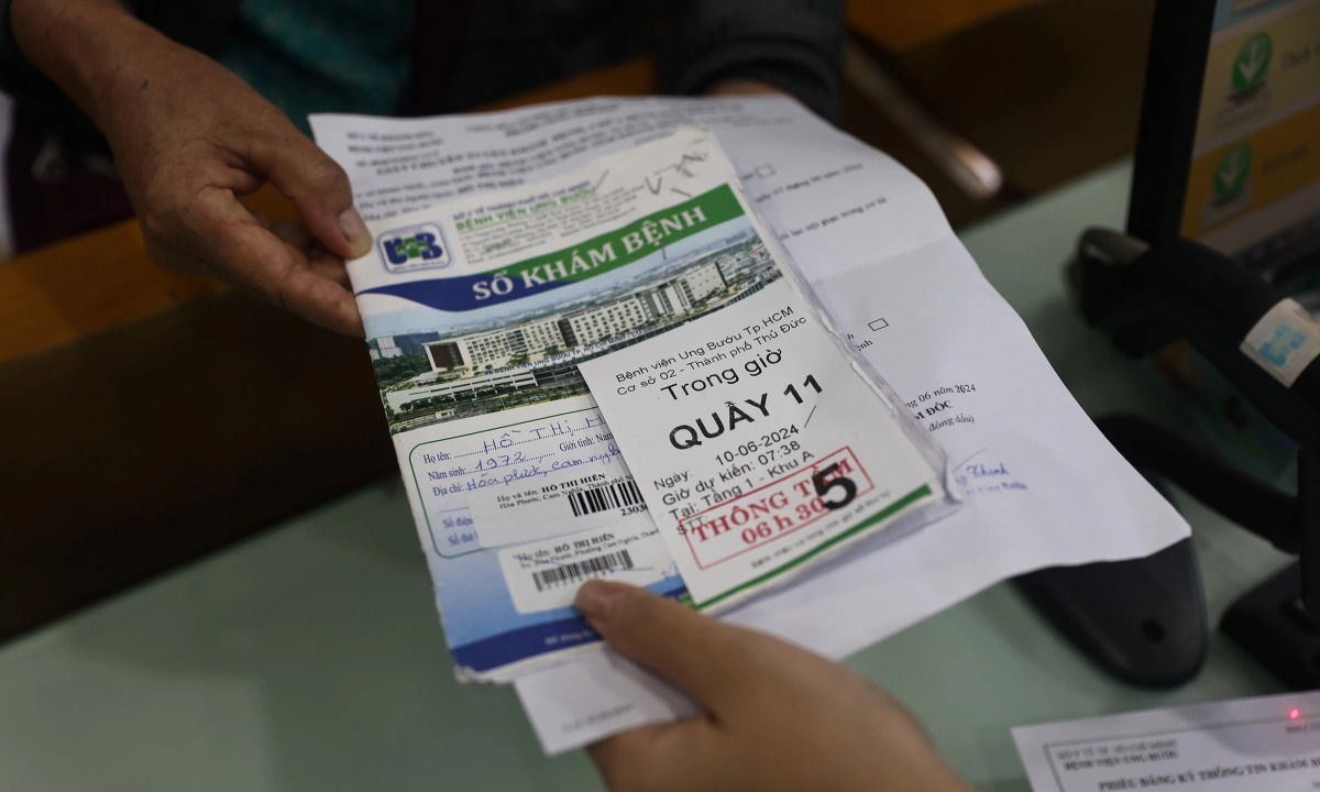 Ch&iacute;nh thức: Từ nay người d&acirc;n đi kh&aacute;m bệnh kh&ocirc;ng cần xuất tr&igrave;nh sổ giấy- Ảnh 1.