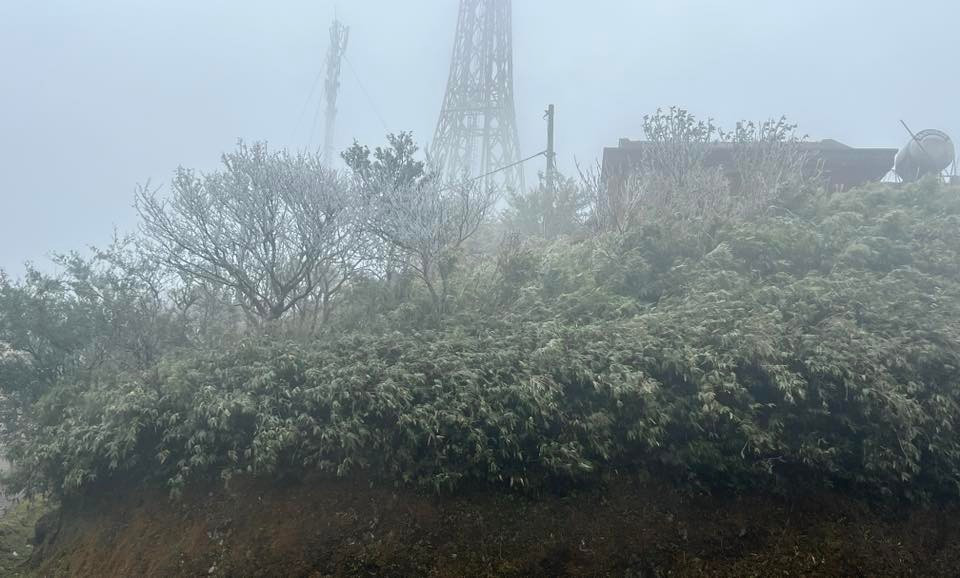 Xuất hiện băng gi&aacute; tr&ecirc;n đỉnh n&uacute;i ở Cao Bằng- Ảnh 3.