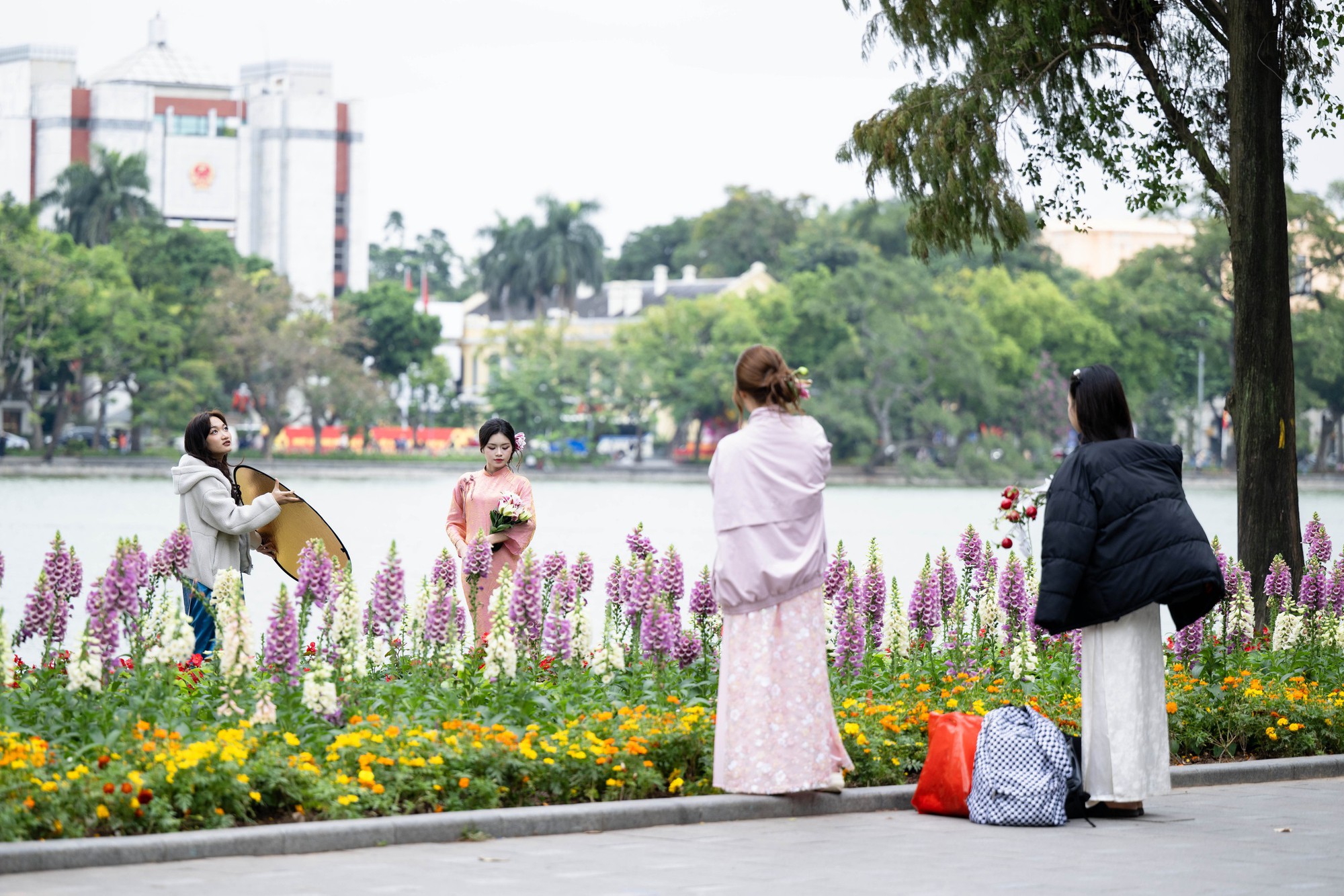 Hội n&agrave;ng thơ H&agrave; Nội vượt r&eacute;t s&acirc;u đi chụp &aacute;o d&agrave;i, 