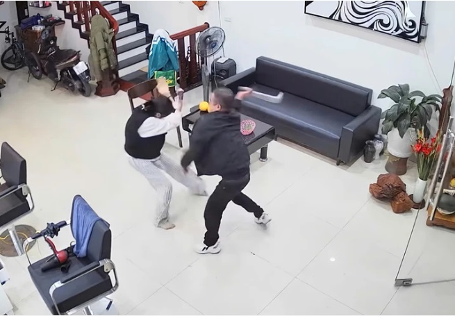 Chồng ch&eacute;m vợ v&agrave; con g&aacute;i tại tiệm t&oacute;c ở Bắc Ninh: Người trong cuộc h&eacute; lộ nguy&ecirc;n nh&acirc;n- Ảnh 2.