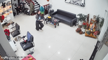 Chồng ch&eacute;m vợ v&agrave; con g&aacute;i tại tiệm t&oacute;c ở Bắc Ninh: Người trong cuộc h&eacute; lộ nguy&ecirc;n nh&acirc;n- Ảnh 1.