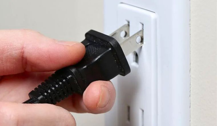 Hơn 90% người d&ugrave;ng đồ điện kh&ocirc;ng biết c&ocirc;ng dụng của 2 chiếc lỗ nhỏ tr&ecirc;n ph&iacute;ch cắm dẹt- Ảnh 1.