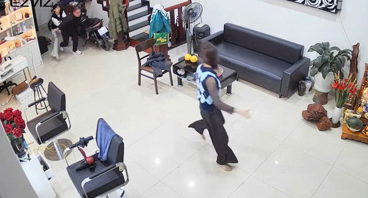 Chồng v&agrave;o qu&aacute;n cắt t&oacute;c truy s&aacute;t vợ con ở Bắc Ninh- Ảnh 1.