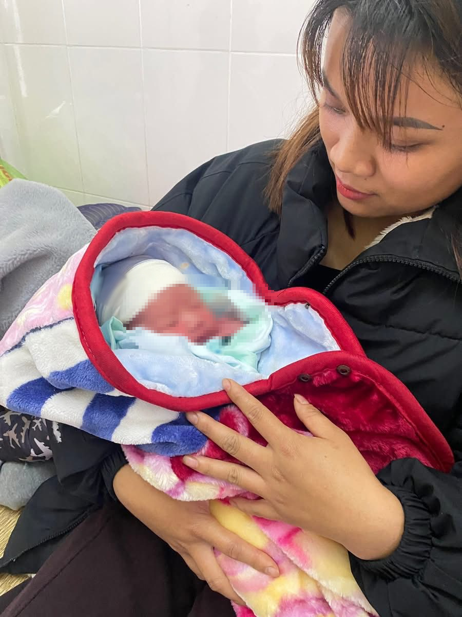 B&eacute; g&aacute;i sơ sinh bị bỏ rơi, cơ thể t&iacute;m t&aacute;i trong gi&aacute; r&eacute;t- Ảnh 2.