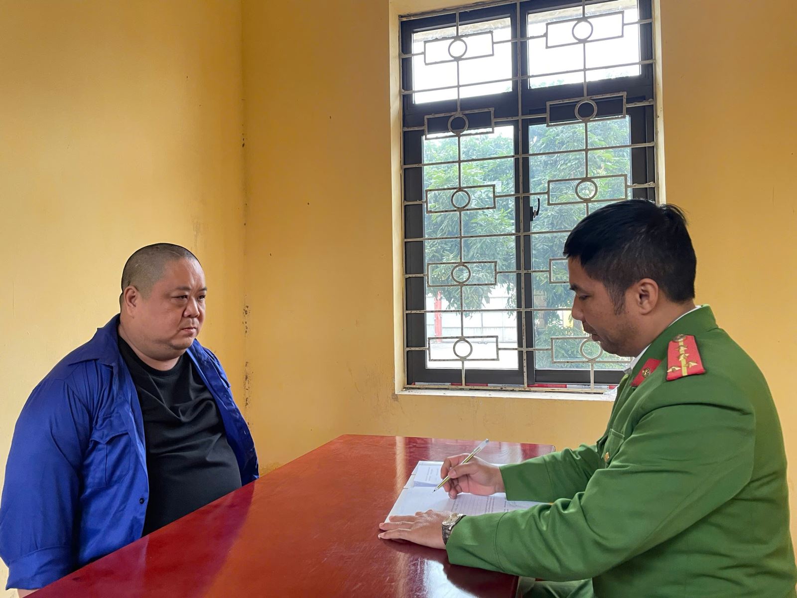 H&agrave;ng trăm cảnh s&aacute;t kh&aacute;m x&eacute;t khẩn cấp, bắt Nguyễn Ch&iacute;nh Nghĩa v&agrave; 34 người kh&aacute;c trong một chuy&ecirc;n &aacute;n lớn- Ảnh 1.