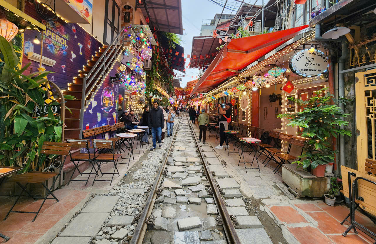 H&agrave; Nội đề nghị dừng t&agrave;u kh&aacute;ch chạy qua 'phố c&agrave; ph&ecirc; đường t&agrave;u'- Ảnh 1.