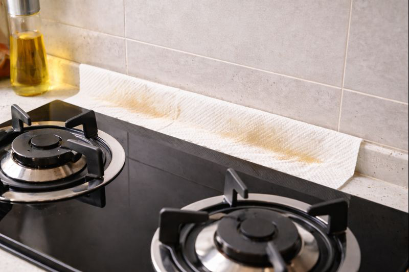 Học mẹ t&ocirc;i: Đặt khăn giấy v&agrave;o đ&uacute;ng vị tr&iacute; n&agrave;y trong bếp - dầu mỡ giảm hẳn, bếp sạch gấp 5 lần- Ảnh 1.