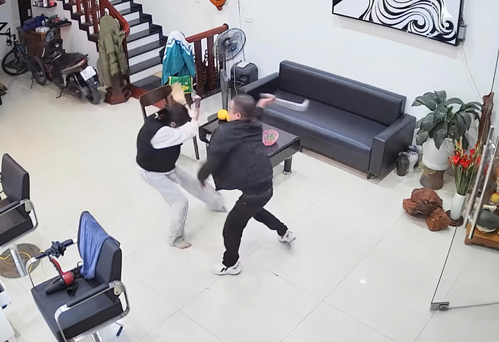 Chồng v&agrave;o qu&aacute;n cắt t&oacute;c truy s&aacute;t vợ con ở Bắc Ninh- Ảnh 2.