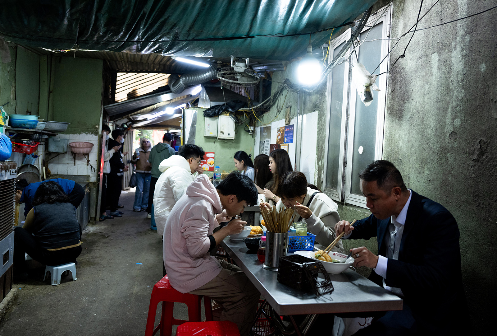 Người d&acirc;n khu "đất v&agrave;ng" Hồ Gươm tất bật thu dọn đồ đạc, b&agrave;n giao mặt bằng: Bao &aacute;nh mắt lưu luyến sau nhiều thế hệ gắn b&oacute;- Ảnh 16.