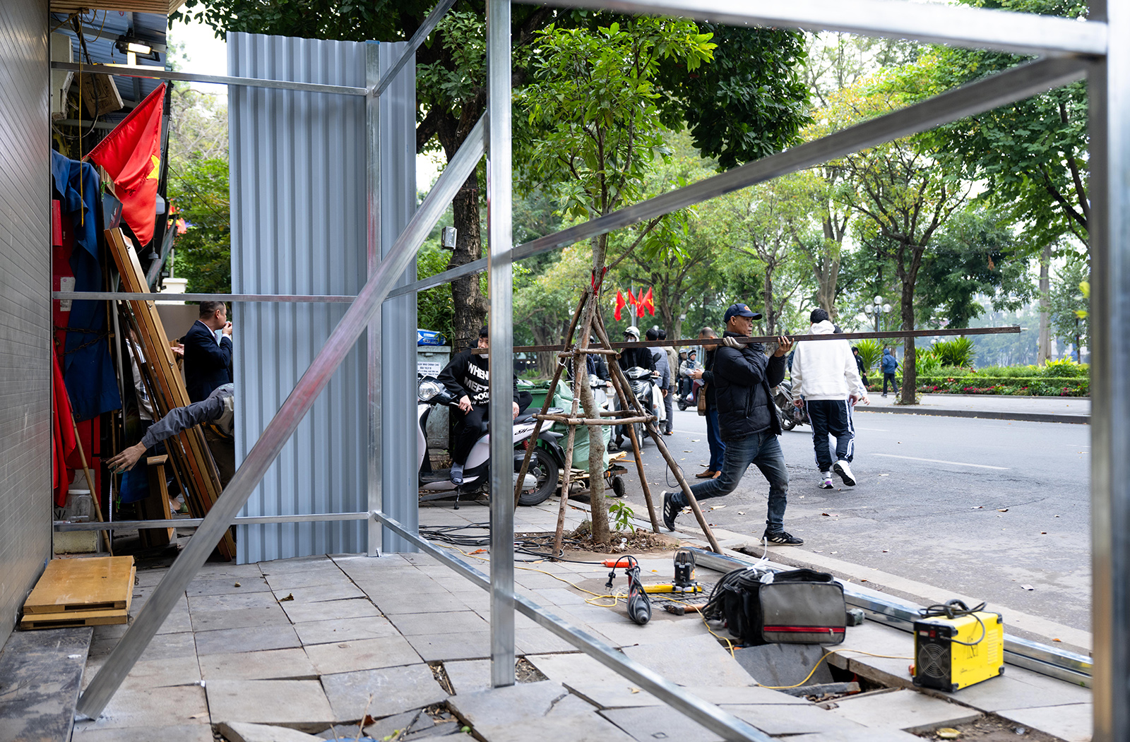 Người d&acirc;n khu "đất v&agrave;ng" Hồ Gươm tất bật thu dọn đồ đạc, b&agrave;n giao mặt bằng: Bao &aacute;nh mắt lưu luyến sau nhiều thế hệ gắn b&oacute;- Ảnh 18.