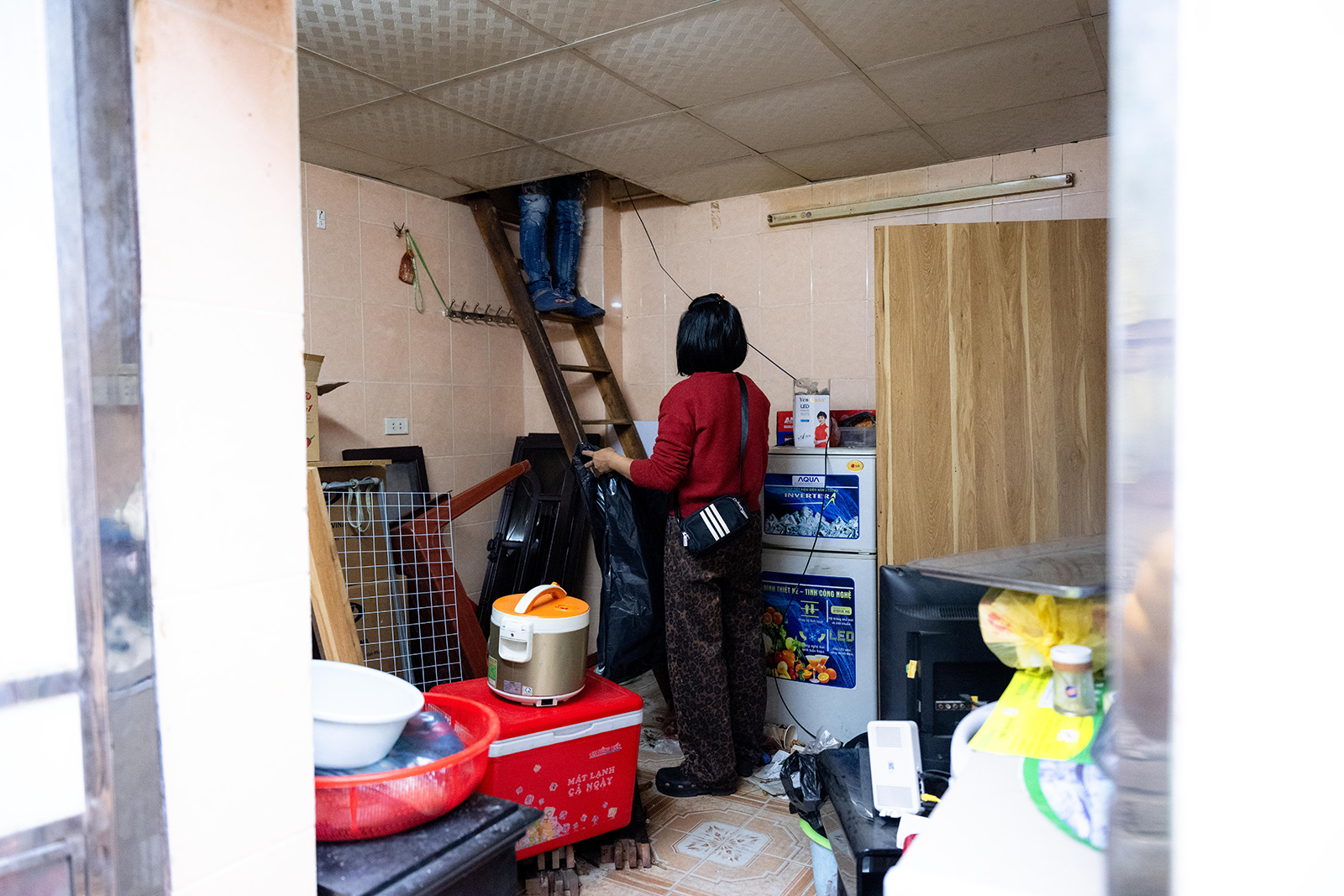 Người d&acirc;n khu "đất v&agrave;ng" Hồ Gươm tất bật thu dọn đồ đạc, b&agrave;n giao mặt bằng: Bao &aacute;nh mắt lưu luyến sau nhiều thế hệ gắn b&oacute;- Ảnh 11.