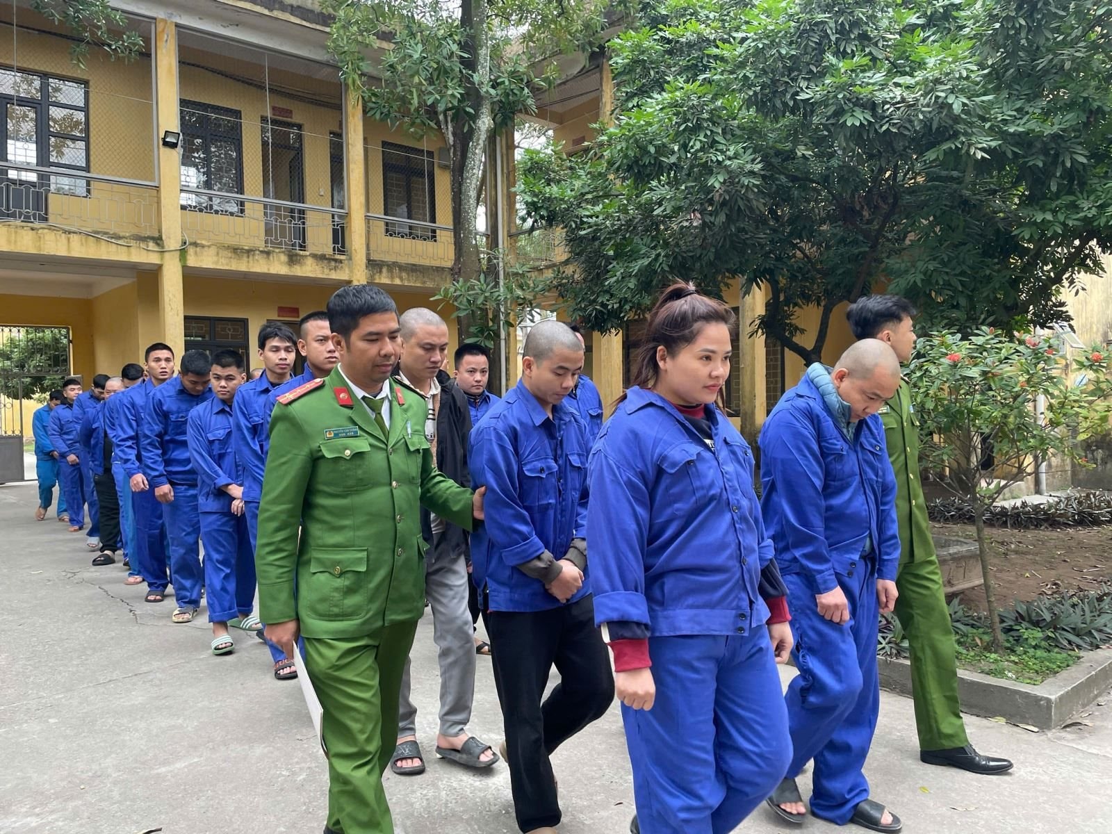 Huy động h&agrave;ng trăm chiến sĩ, phong tỏa 125 t&agrave;i khoản tại 16 ng&acirc;n h&agrave;ng, triệt ph&aacute; đường d&acirc;y lừa đảo do Nguyễn Ch&iacute;nh Nghĩa cầm đầu- Ảnh 2.