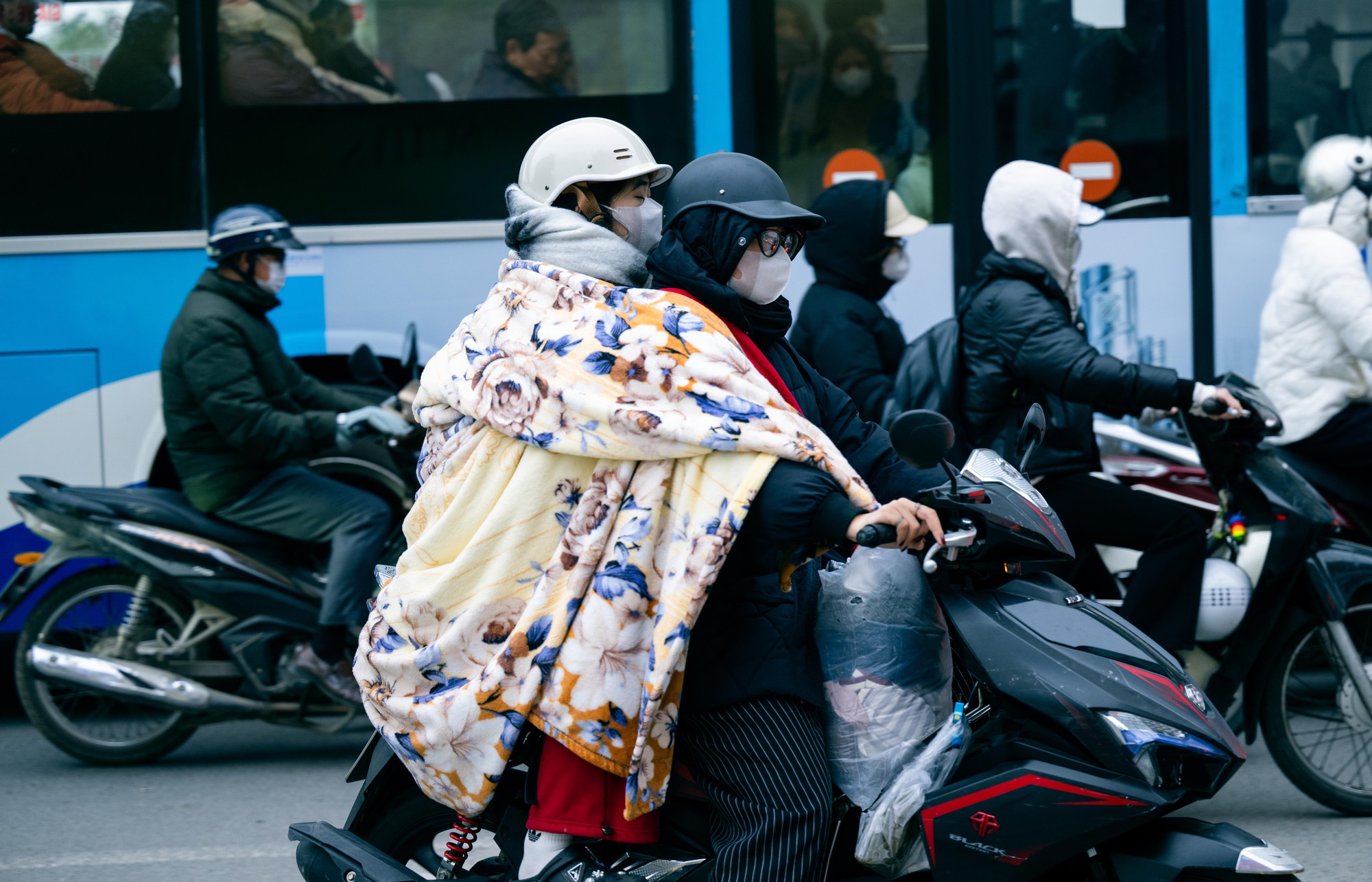 Những h&igrave;nh ảnh "lạ" trong s&aacute;ng H&agrave; Nội lạnh 12 độ C: Người d&acirc;n đốt lửa, bạn trẻ tr&ugrave;m cả chăn đi đường- Ảnh 15.