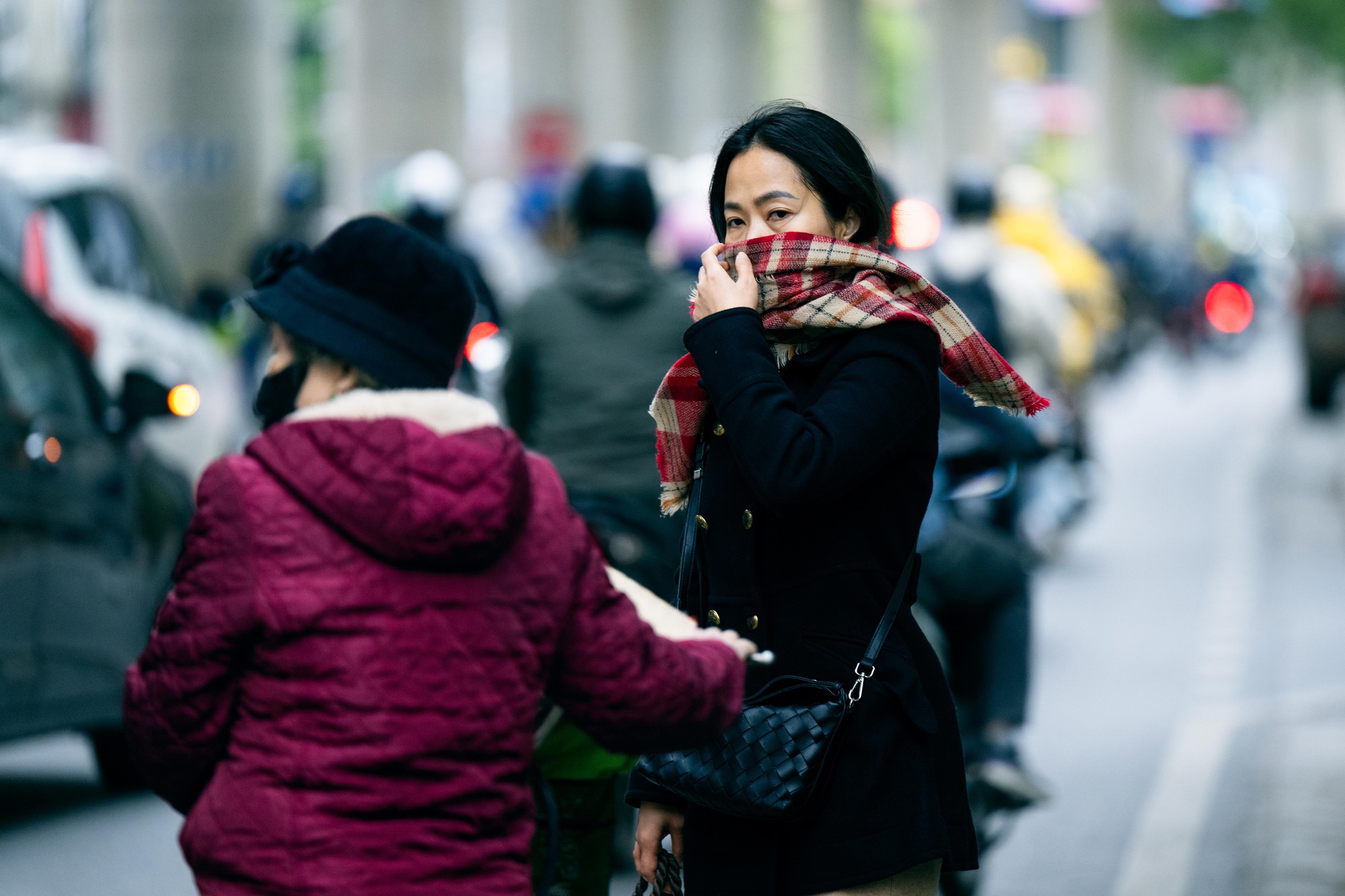 Những h&igrave;nh ảnh "lạ" trong s&aacute;ng H&agrave; Nội lạnh 12 độ C: Người d&acirc;n đốt lửa, bạn trẻ tr&ugrave;m cả chăn đi đường- Ảnh 14.