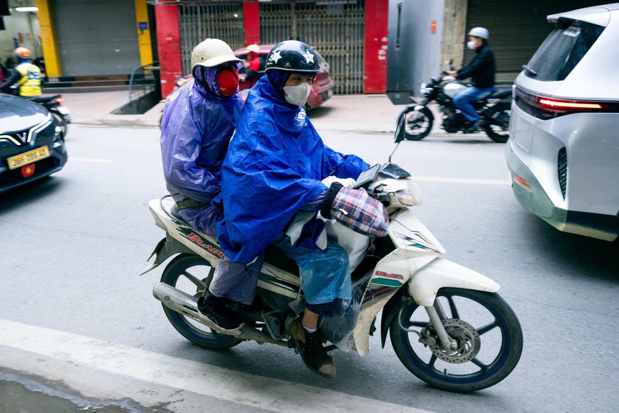 Những h&igrave;nh ảnh "lạ" trong s&aacute;ng H&agrave; Nội lạnh 12 độ C: Người d&acirc;n đốt lửa, bạn trẻ tr&ugrave;m cả chăn đi đường- Ảnh 12.