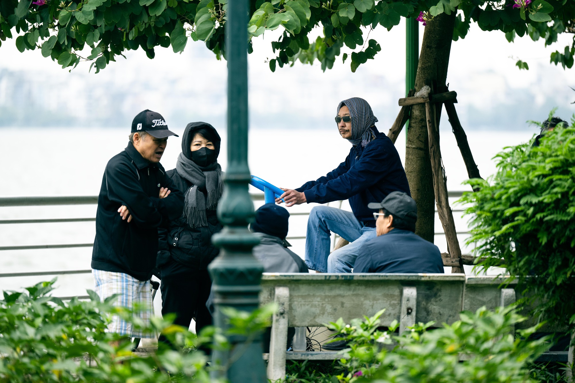 Những h&igrave;nh ảnh "lạ" trong s&aacute;ng H&agrave; Nội lạnh 12 độ C: Người d&acirc;n đốt lửa, bạn trẻ tr&ugrave;m cả chăn đi đường- Ảnh 9.