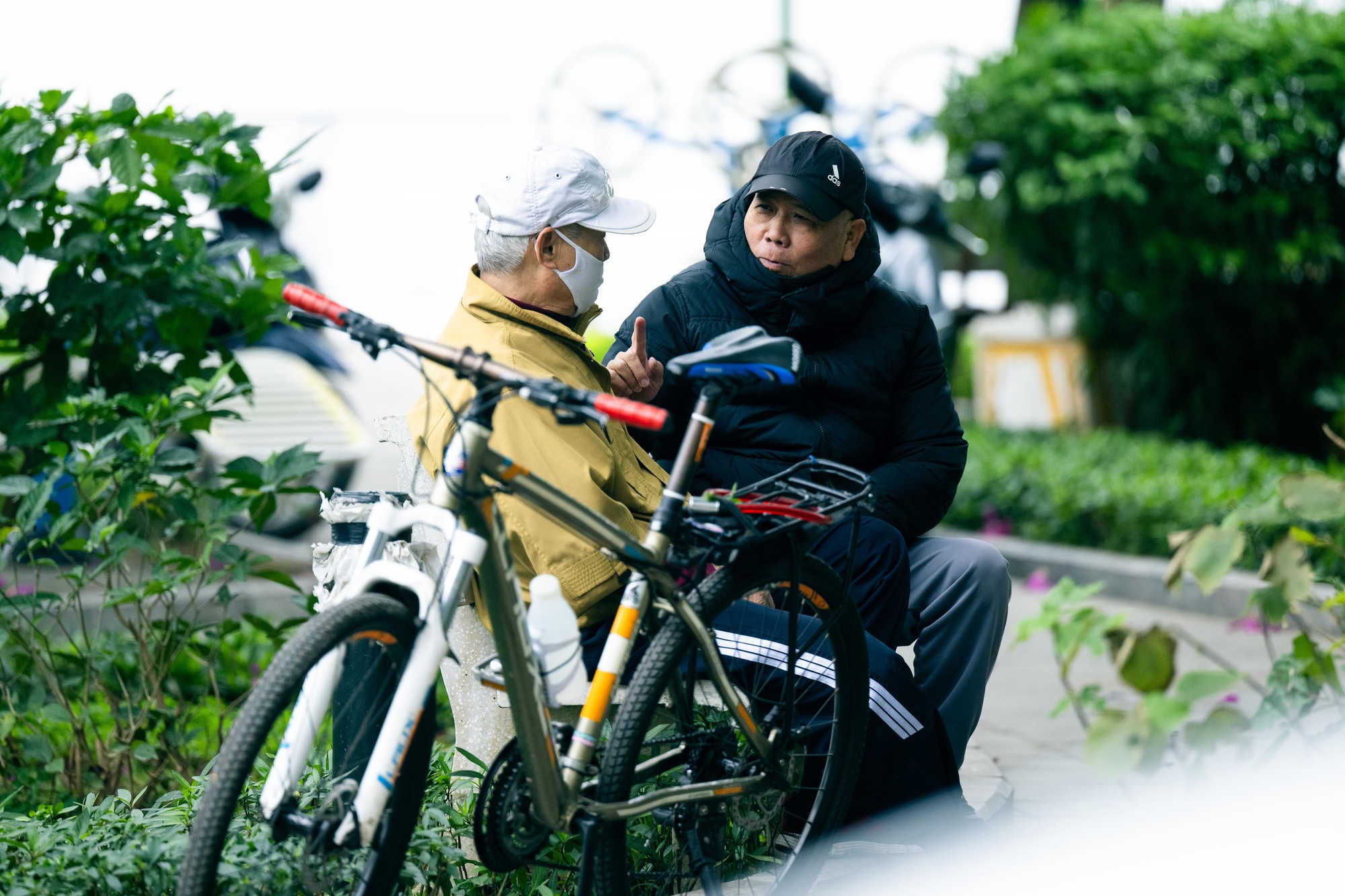 Những h&igrave;nh ảnh "lạ" trong s&aacute;ng H&agrave; Nội lạnh 12 độ C: Người d&acirc;n đốt lửa, bạn trẻ tr&ugrave;m cả chăn đi đường- Ảnh 8.