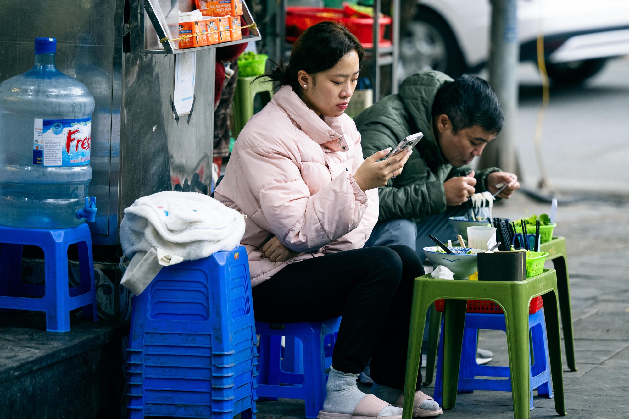 Những h&igrave;nh ảnh "lạ" trong s&aacute;ng H&agrave; Nội lạnh 12 độ C: Người d&acirc;n đốt lửa, bạn trẻ tr&ugrave;m cả chăn đi đường- Ảnh 5.