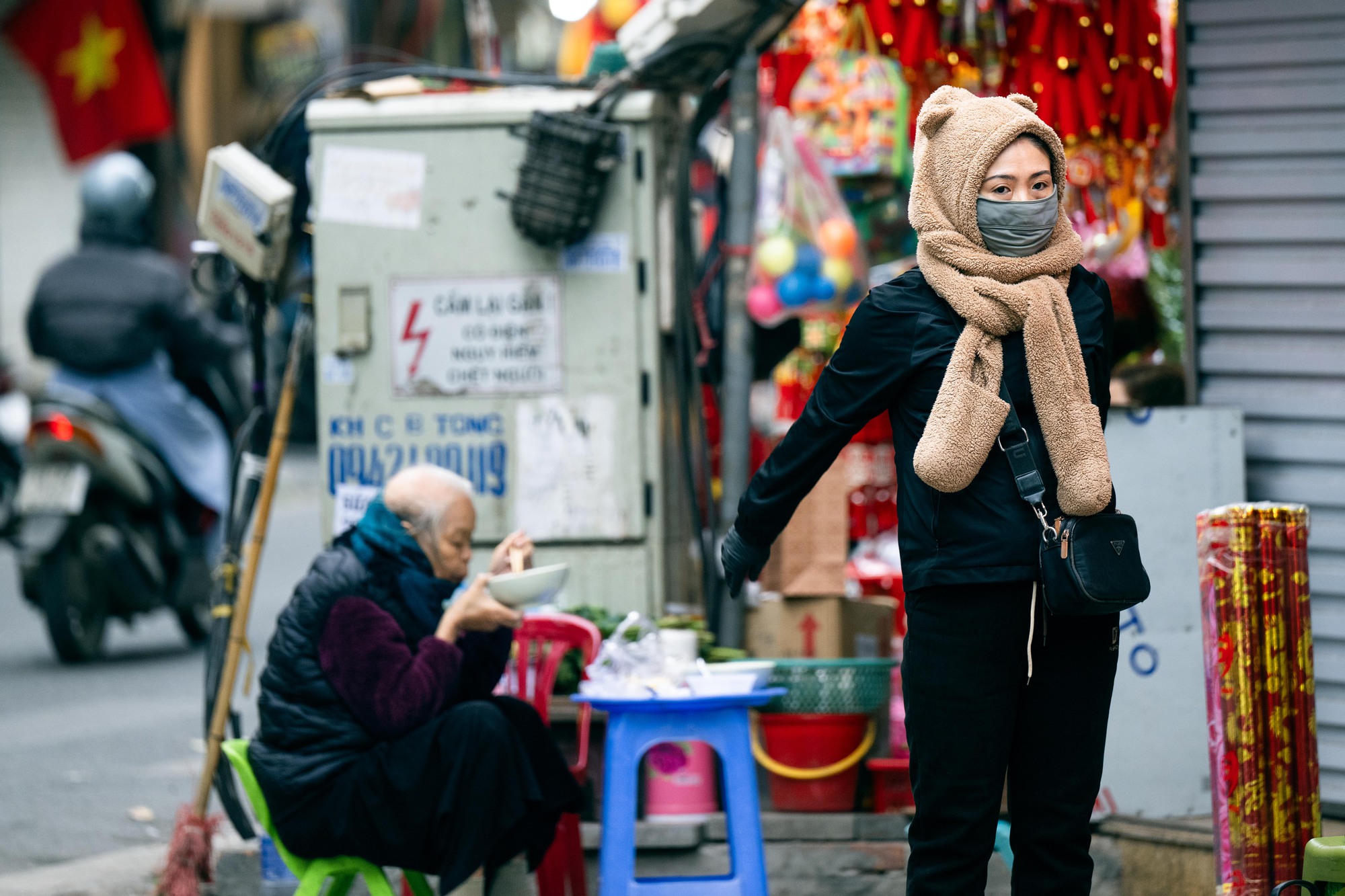 Những h&igrave;nh ảnh "lạ" trong s&aacute;ng H&agrave; Nội lạnh 12 độ C: Người d&acirc;n đốt lửa, bạn trẻ tr&ugrave;m cả chăn đi đường- Ảnh 3.
