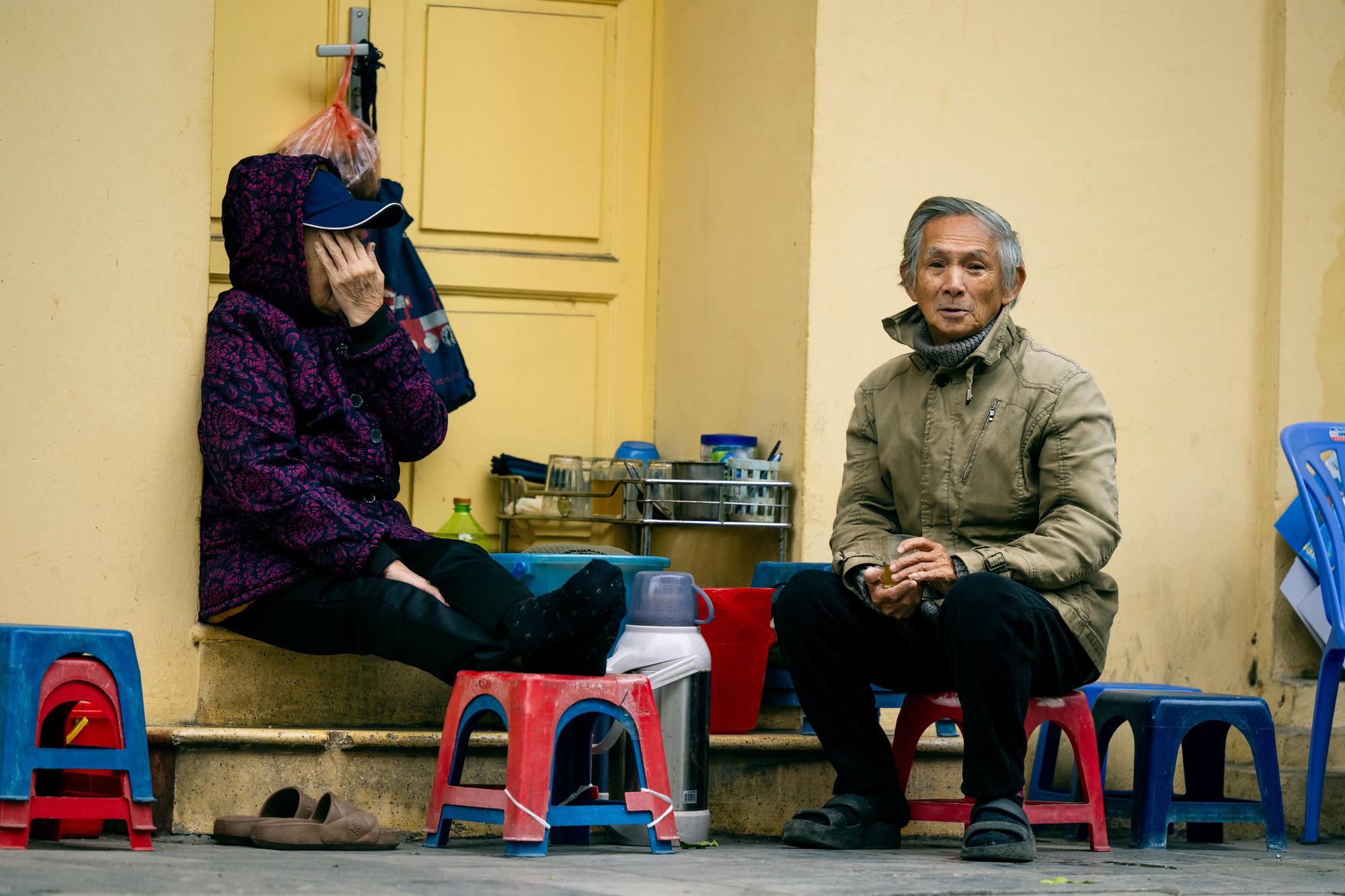 Những h&igrave;nh ảnh "lạ" trong s&aacute;ng H&agrave; Nội lạnh 12 độ C: Người d&acirc;n đốt lửa, bạn trẻ tr&ugrave;m cả chăn đi đường- Ảnh 1.