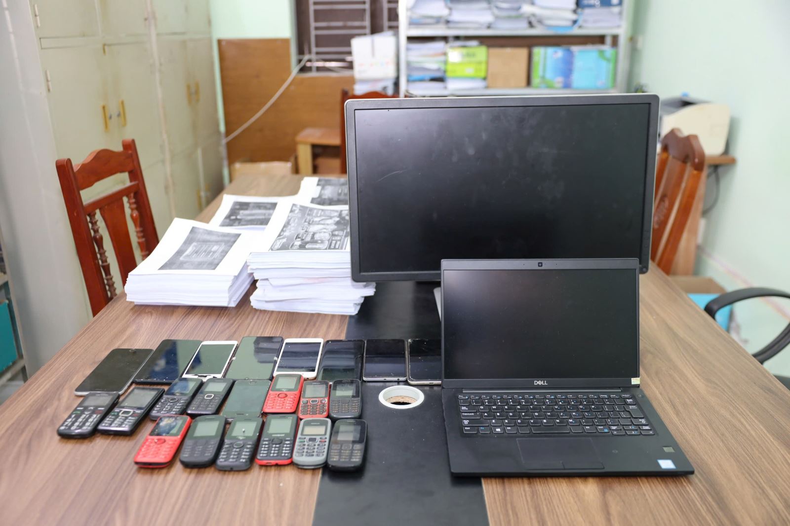 H&agrave;ng trăm cảnh s&aacute;t kh&aacute;m x&eacute;t khẩn cấp, bắt Nguyễn Ch&iacute;nh Nghĩa v&agrave; 34 người kh&aacute;c trong một chuy&ecirc;n &aacute;n lớn- Ảnh 3.