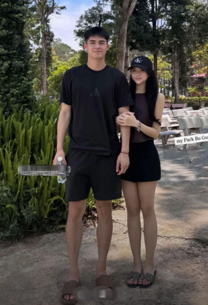 Lan truyền loạt ảnh thủ m&ocirc;n hotboy U23 Việt Nam Trần Trung Ki&ecirc;n t&igrave;nh tứ b&ecirc;n bạn g&aacute;i tin đồn, visual 