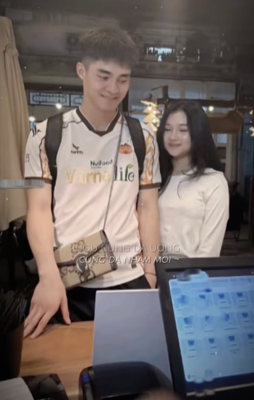 Lan truyền loạt ảnh thủ m&ocirc;n hotboy U23 Việt Nam Trần Trung Ki&ecirc;n t&igrave;nh tứ b&ecirc;n bạn g&aacute;i tin đồn, visual 