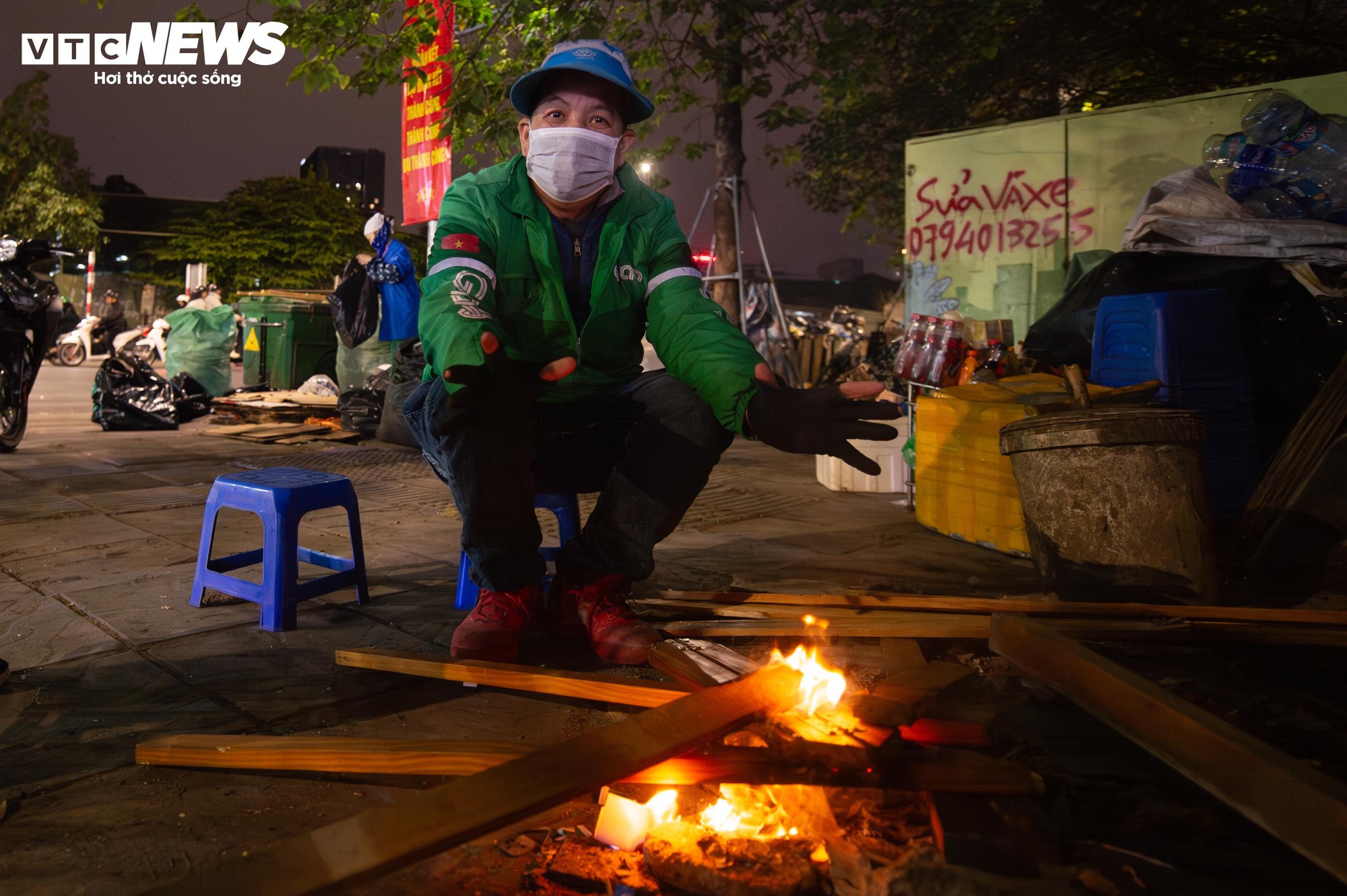 H&agrave; Nội r&eacute;t kỷ lục đầu m&ugrave;a: Người lao động co ro b&ecirc;n bếp lửa suốt đ&ecirc;m- Ảnh 5.