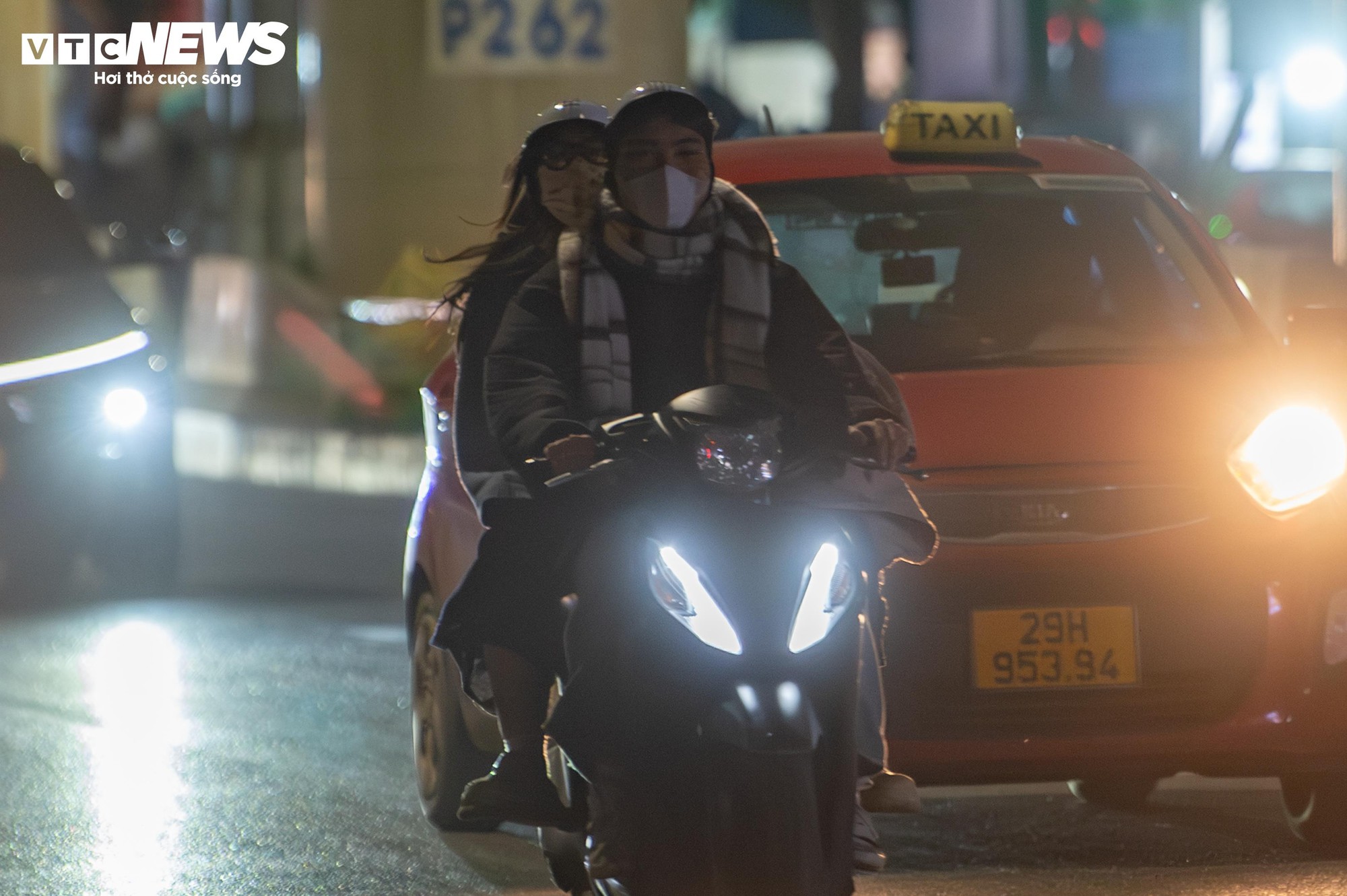 H&agrave; Nội r&eacute;t kỷ lục đầu m&ugrave;a: Người lao động co ro b&ecirc;n bếp lửa suốt đ&ecirc;m- Ảnh 13.