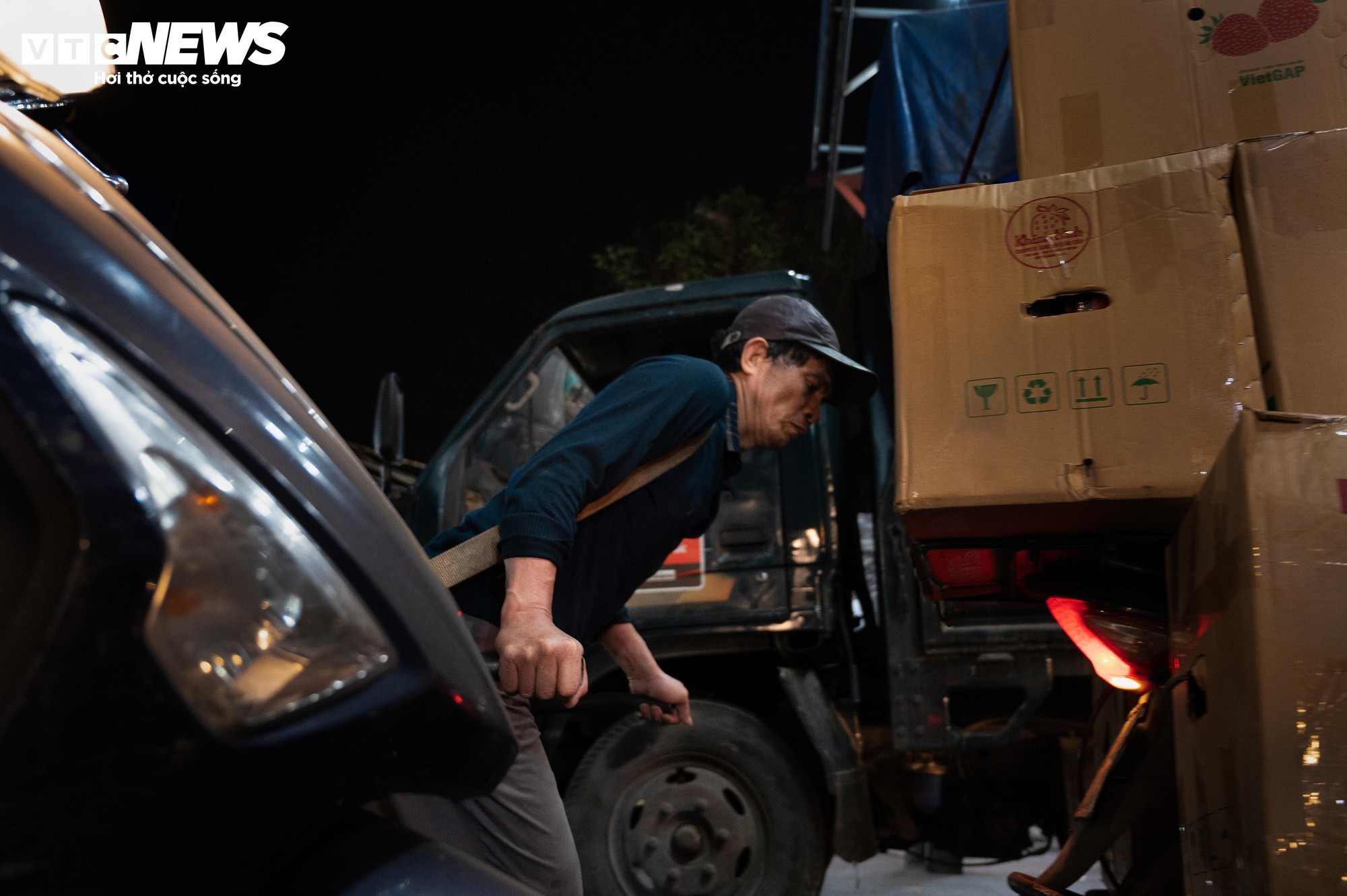 H&agrave; Nội r&eacute;t kỷ lục đầu m&ugrave;a: Người lao động co ro b&ecirc;n bếp lửa suốt đ&ecirc;m- Ảnh 9.