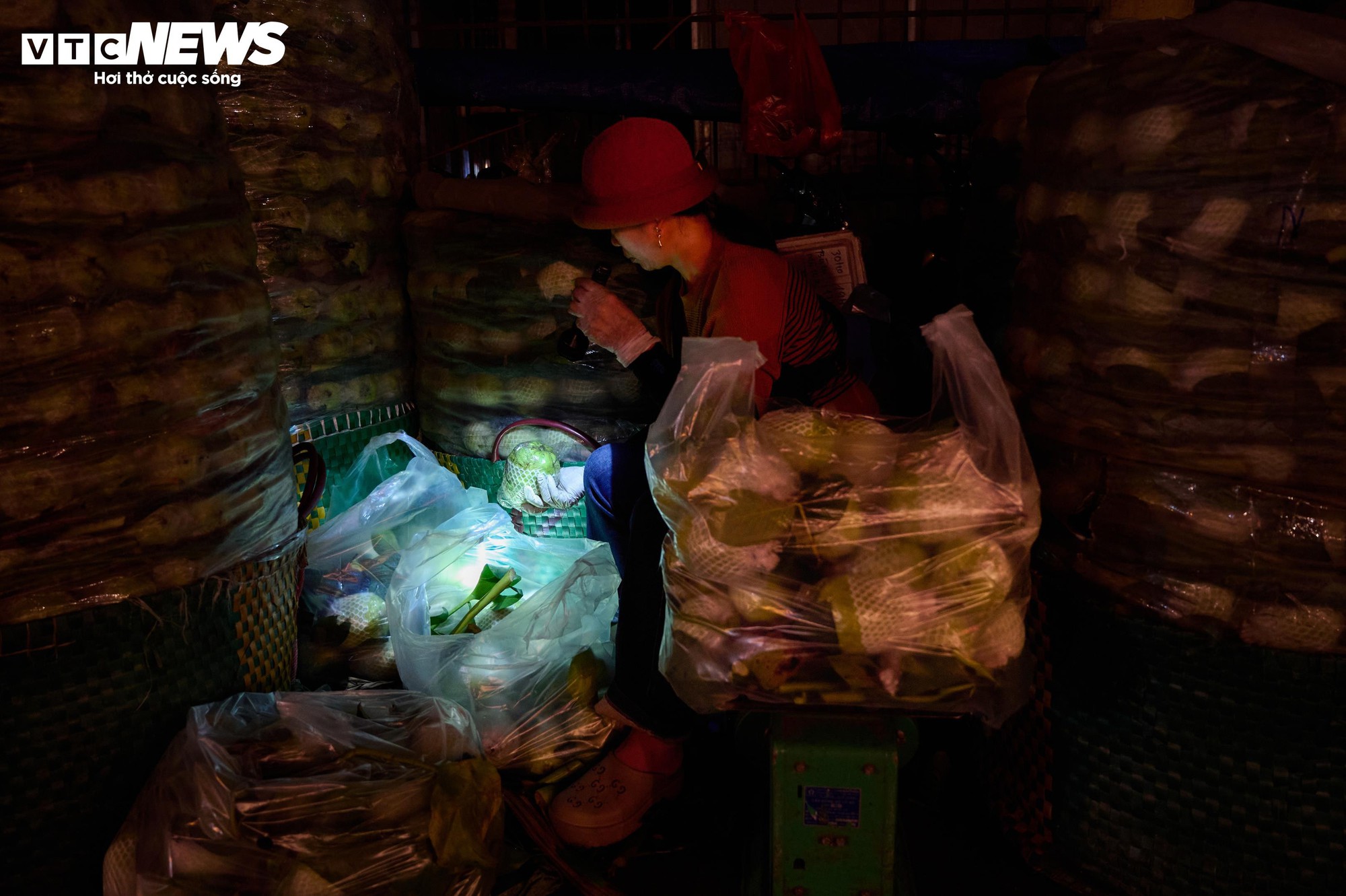 H&agrave; Nội r&eacute;t kỷ lục đầu m&ugrave;a: Người lao động co ro b&ecirc;n bếp lửa suốt đ&ecirc;m- Ảnh 10.