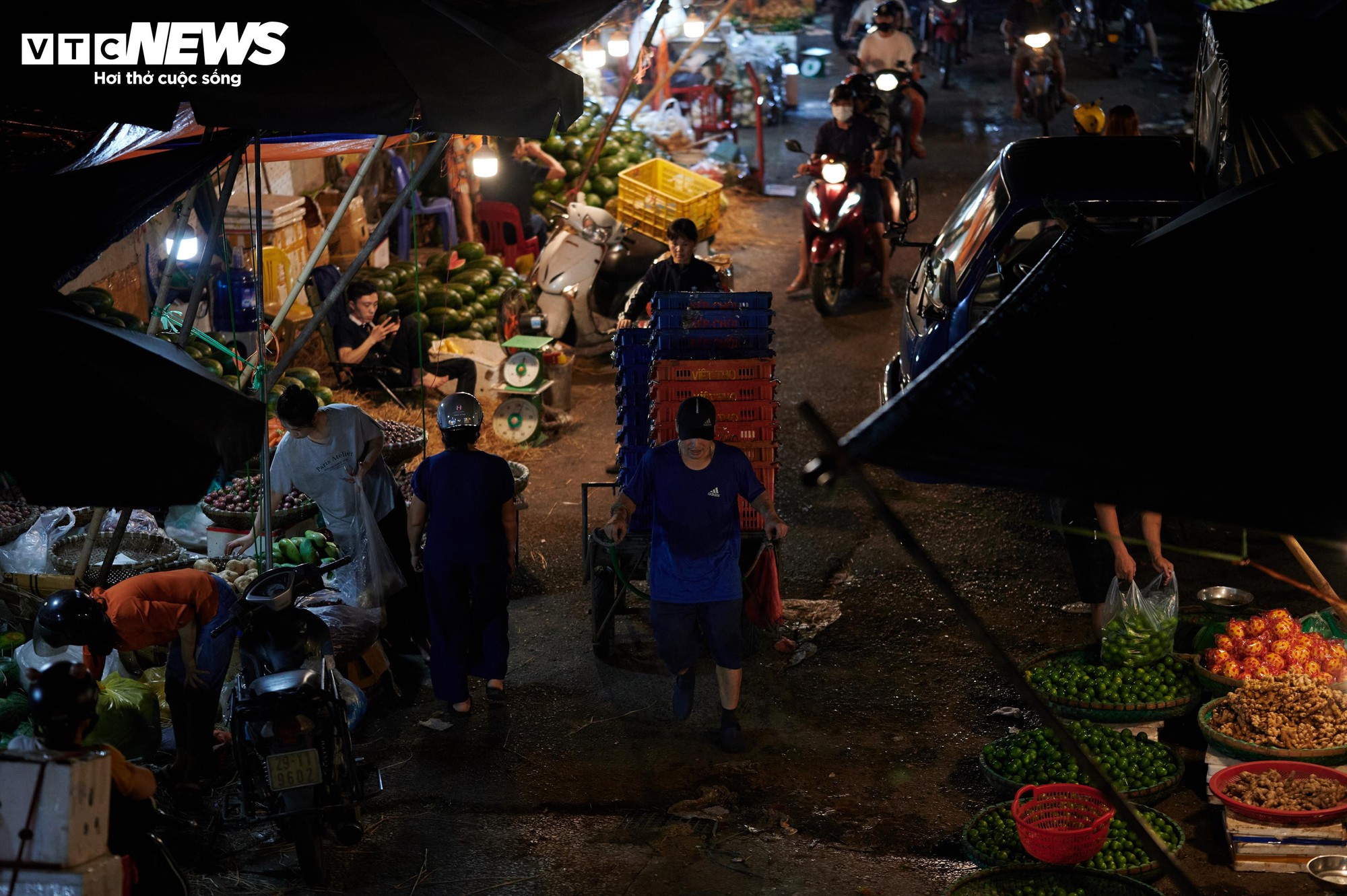 H&agrave; Nội r&eacute;t kỷ lục đầu m&ugrave;a: Người lao động co ro b&ecirc;n bếp lửa suốt đ&ecirc;m- Ảnh 8.