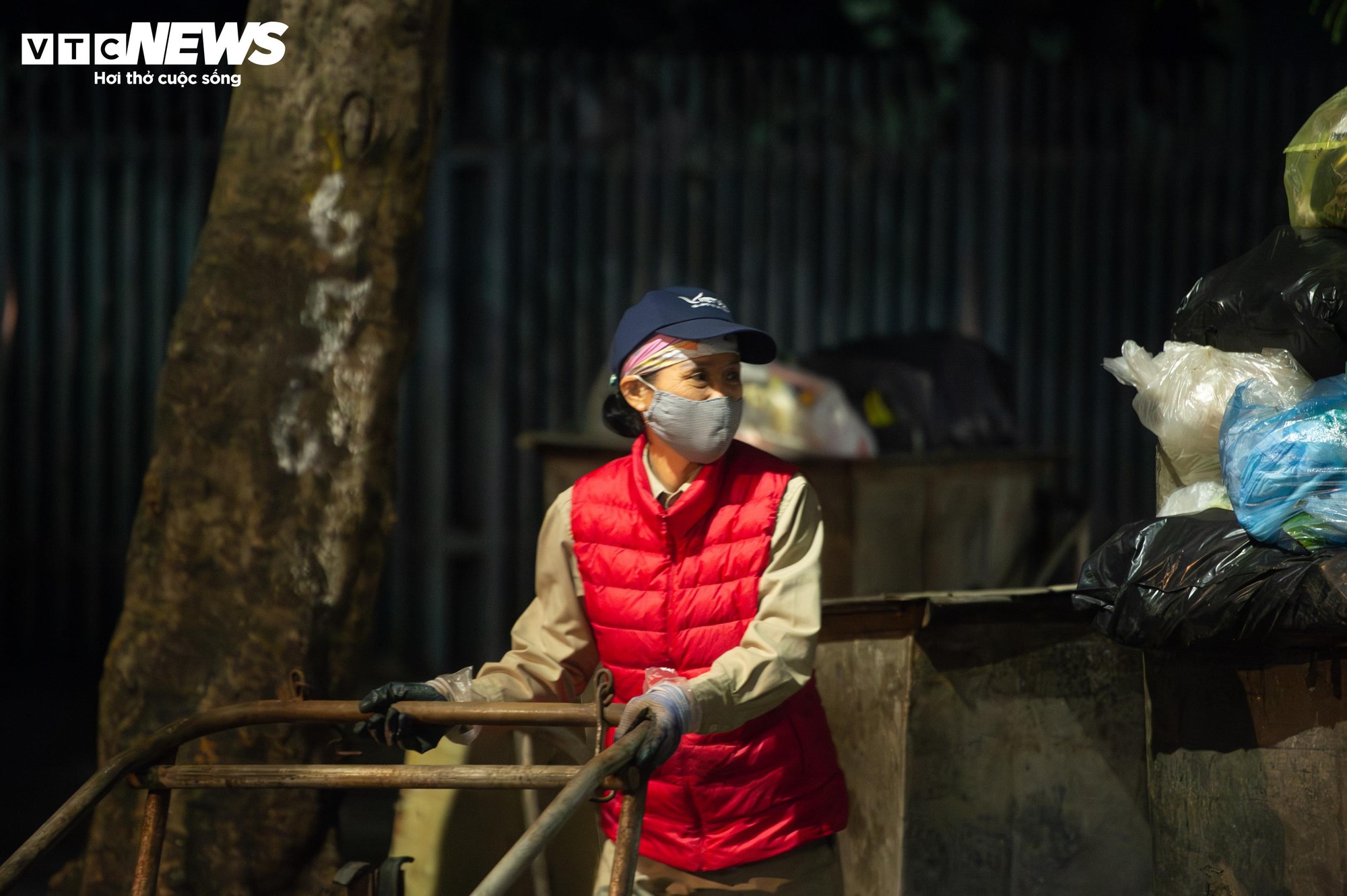 H&agrave; Nội r&eacute;t kỷ lục đầu m&ugrave;a: Người lao động co ro b&ecirc;n bếp lửa suốt đ&ecirc;m- Ảnh 6.