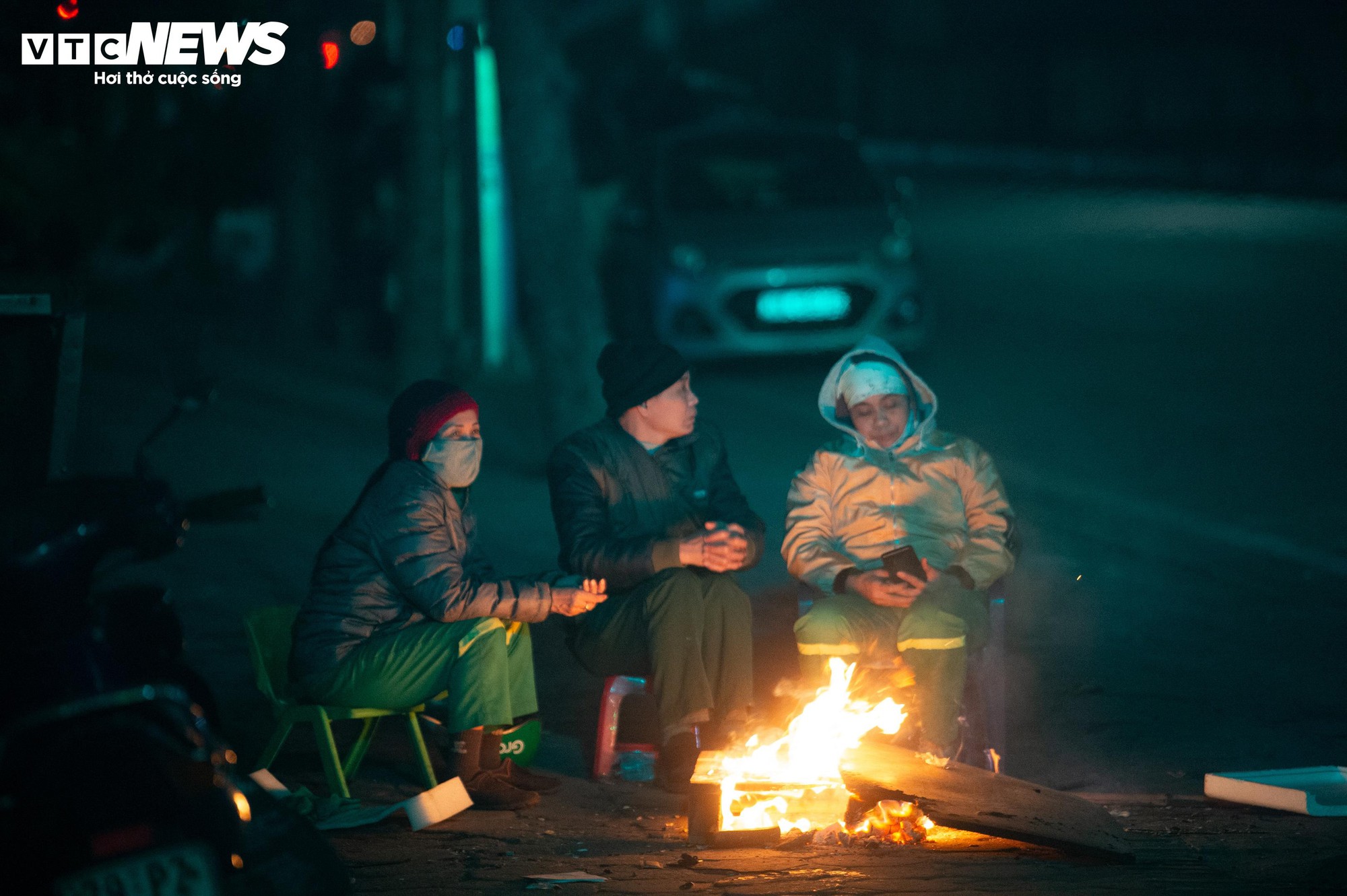 H&agrave; Nội r&eacute;t kỷ lục đầu m&ugrave;a: Người lao động co ro b&ecirc;n bếp lửa suốt đ&ecirc;m- Ảnh 15.